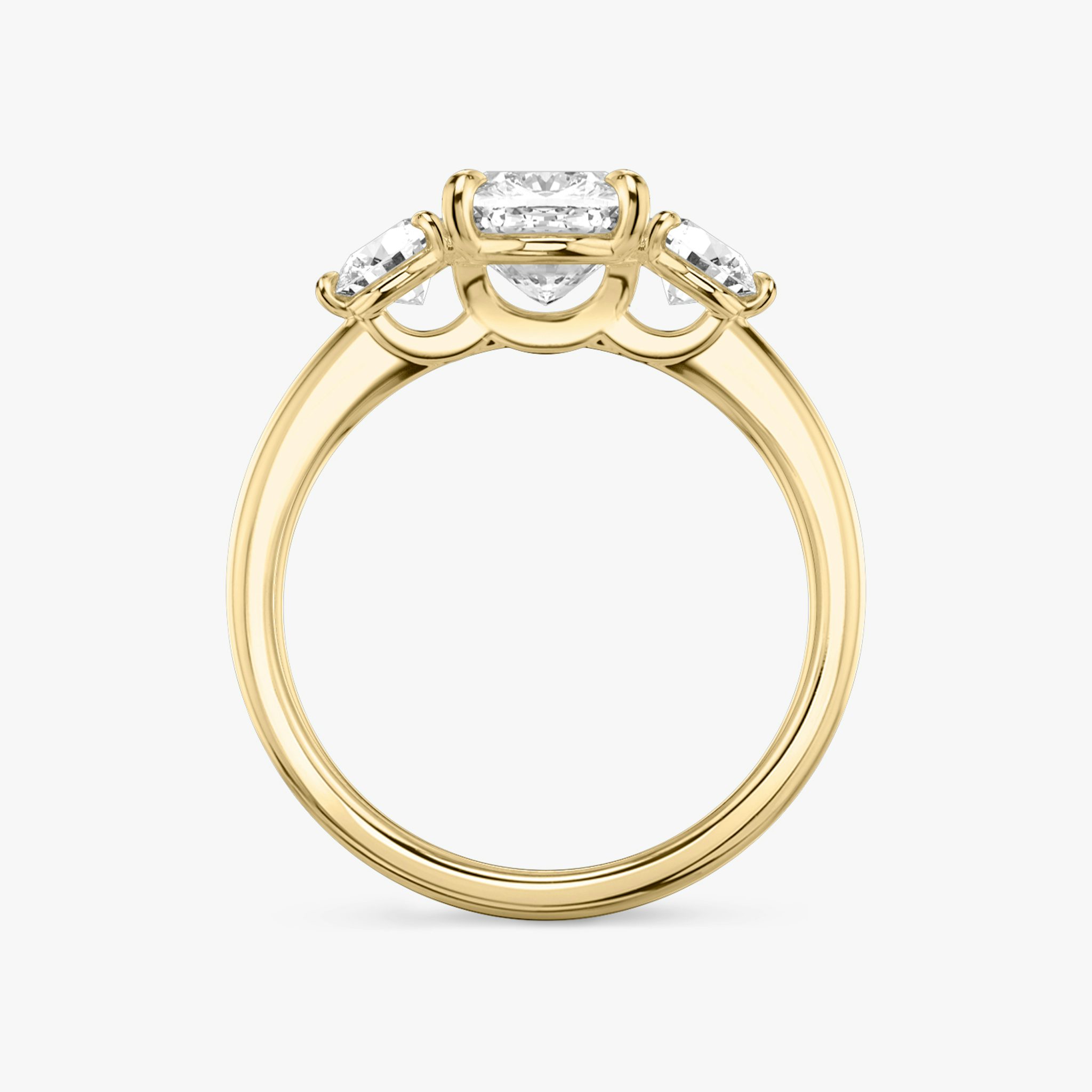 Three Stone | Cushion | 18k | Gelbgold | bandAccent: Ohne Pavé-Besatz | sideStoneCarat: 0.25ct | sideStoneShape: Rund | diamondOrientation: vertical | caratWeight: other