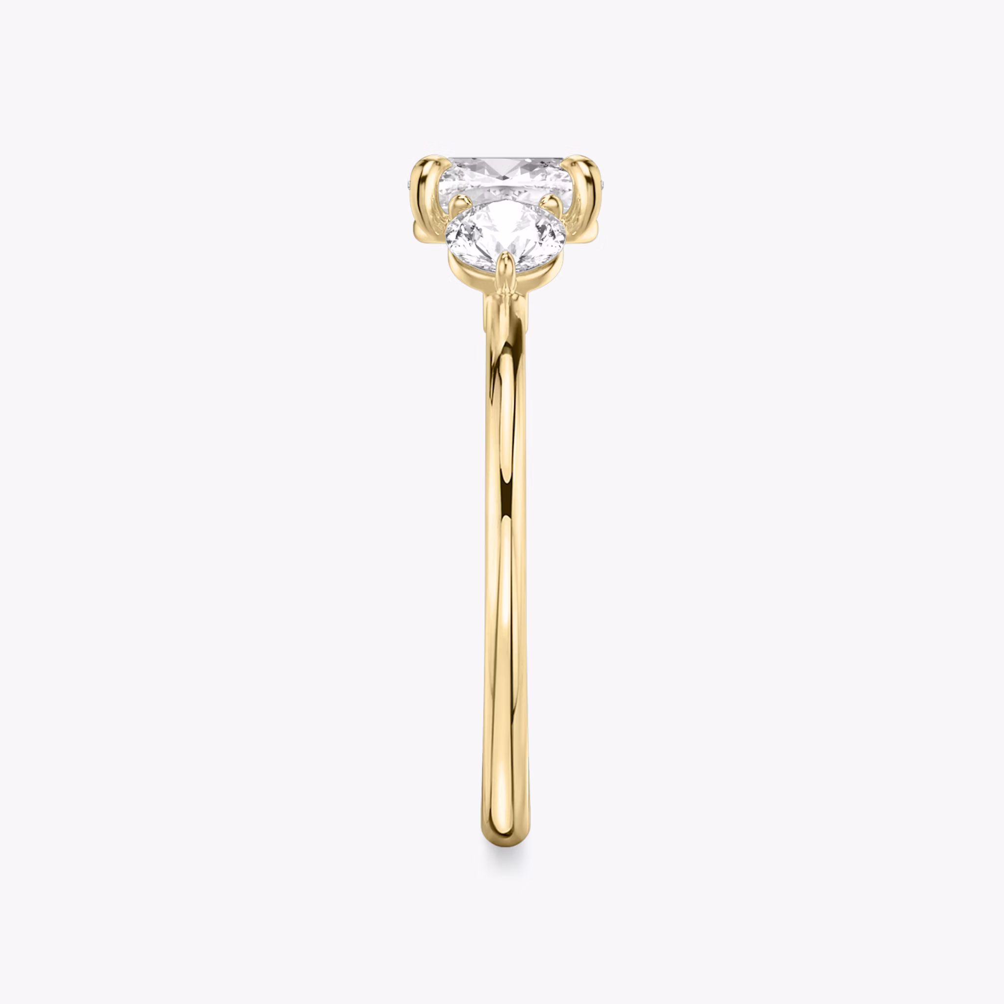 Three Stone | Cushion | 18k | Gelbgold | bandAccent: Ohne Pavé-Besatz | sideStoneCarat: 0.25ct | sideStoneShape: Rund | diamondOrientation: vertical | caratWeight: other