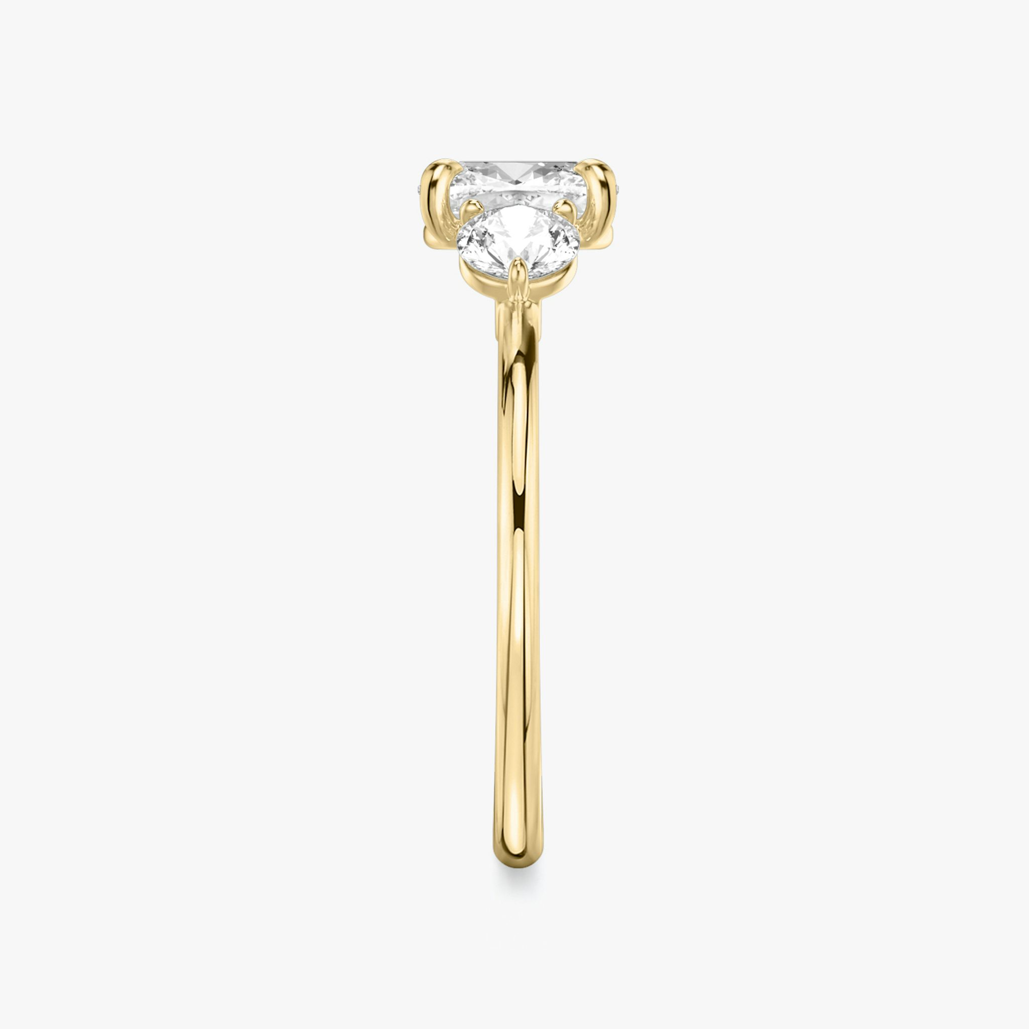 Three Stone | Cushion | 18k | Gelbgold | bandAccent: Ohne Pavé-Besatz | sideStoneCarat: 0.25ct | sideStoneShape: Rund | diamondOrientation: vertical | caratWeight: other