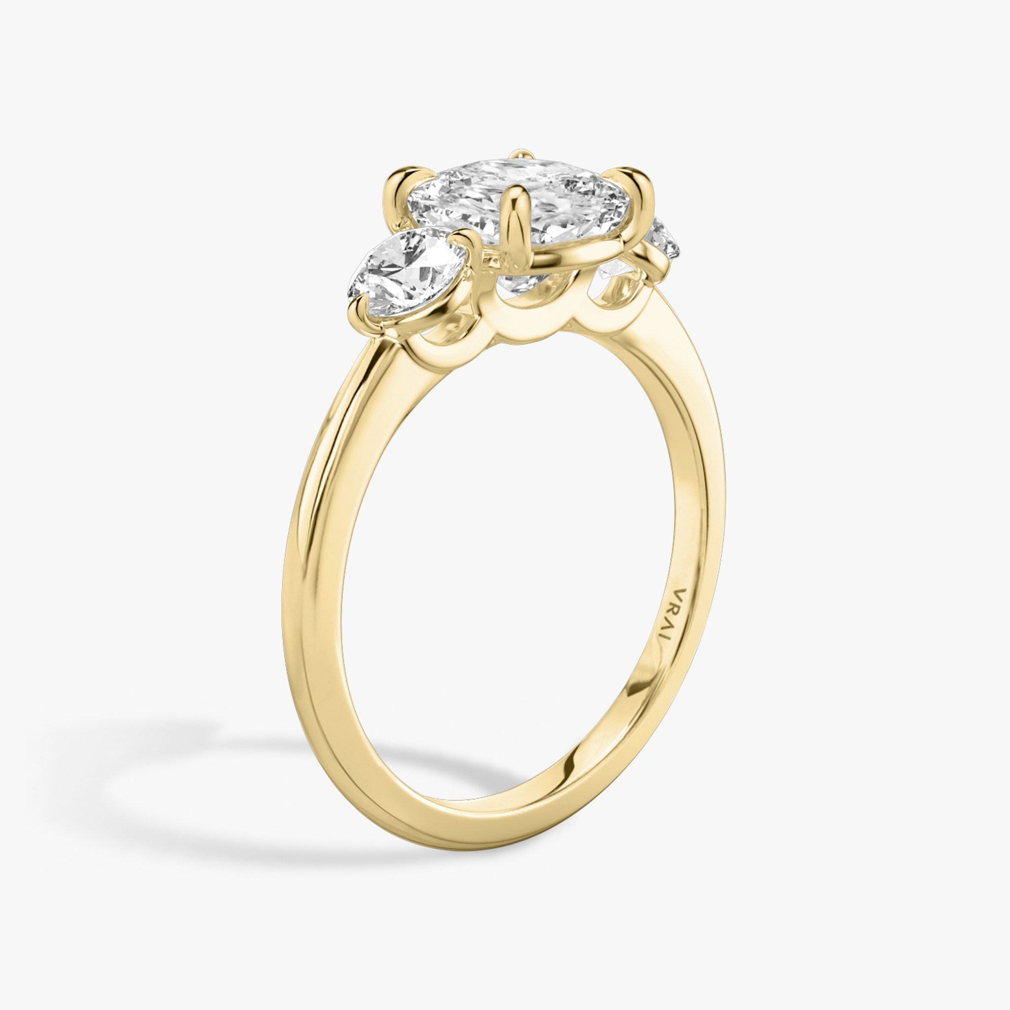 Three Stone | Cushion | 18k | Gelbgold | bandAccent: Ohne Pavé-Besatz | sideStoneCarat: 0.25ct | sideStoneShape: Rund | diamondOrientation: vertical | caratWeight: other