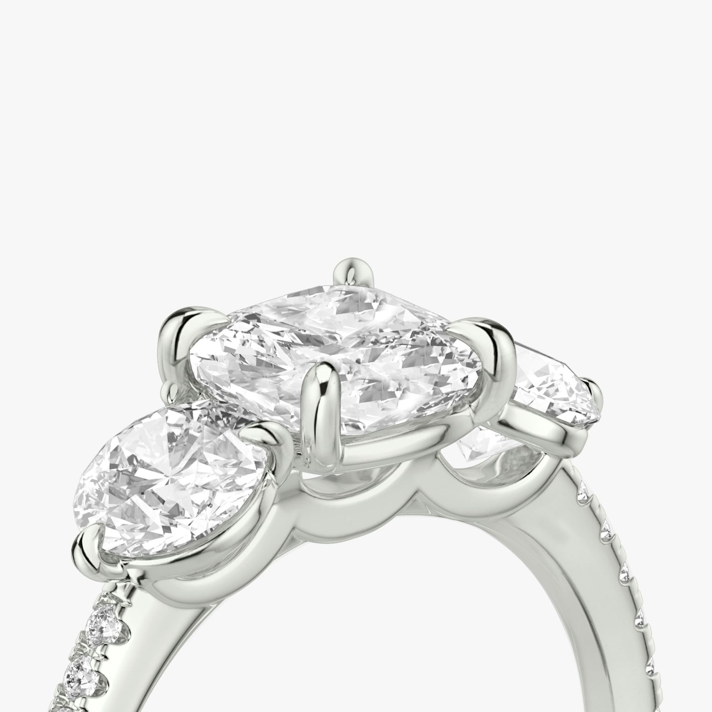 Anillo de compromiso Three Stone | Cojín | Platino | bandAccent: Pavé | sideStoneCarat: 0.50ct | sideStoneShape: Brillante | diamondOrientation: vertical | caratWeight: other