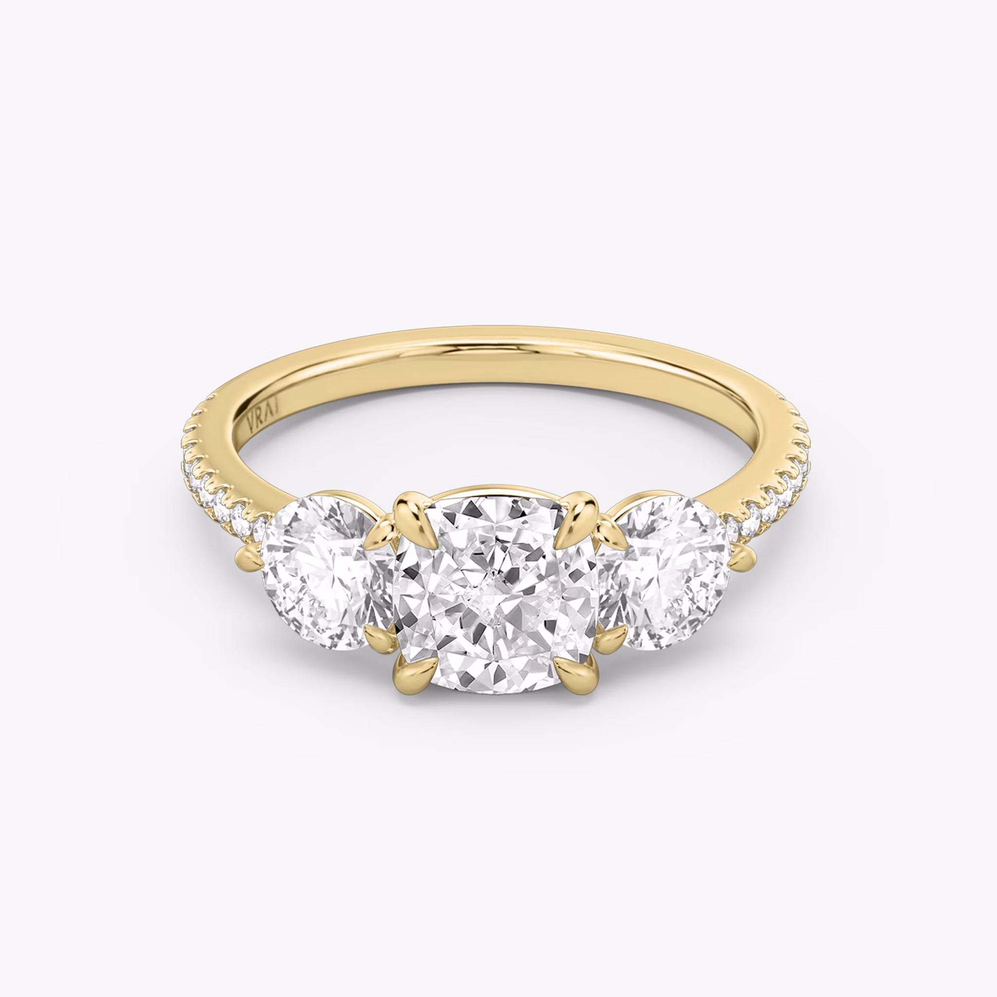Three Stone | Cushion | 18k | Gelbgold | bandAccent: Mit Pavé-Besatz | sideStoneCarat: 0.50ct | sideStoneShape: Rund | diamondOrientation: vertical | caratWeight: other