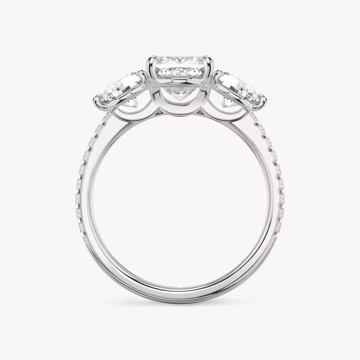 Three Stone | Cushion | 18k | Weißgold | bandAccent: Mit Pavé-Besatz | sideStoneCarat: 0.50ct | sideStoneShape: Rund | diamondOrientation: vertical | caratWeight: other