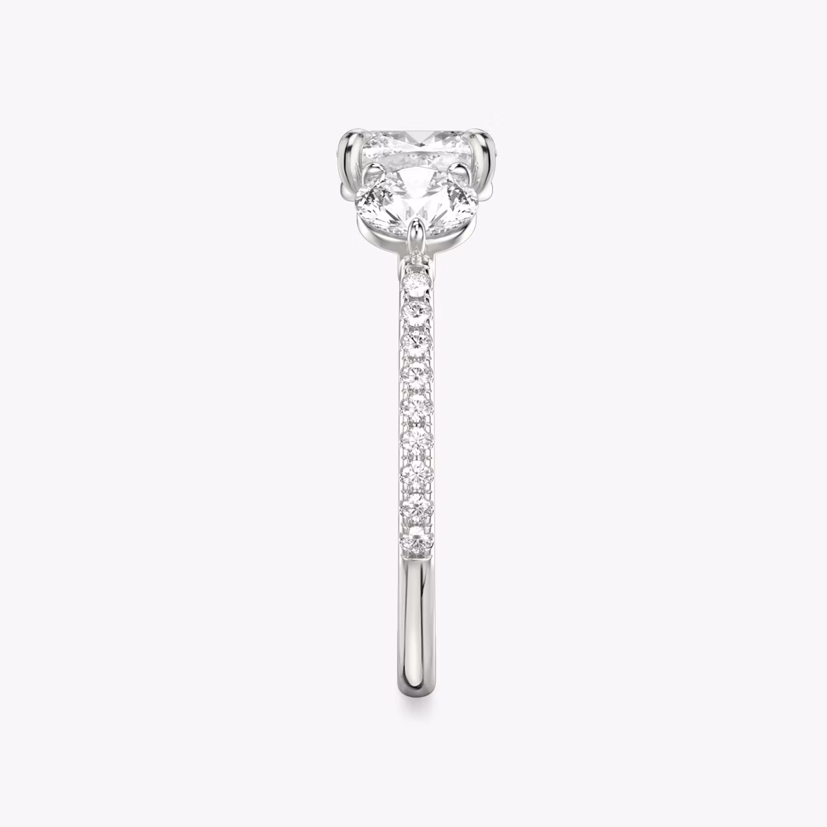 Three Stone | Cushion | 18k | Weißgold | bandAccent: Mit Pavé-Besatz | sideStoneCarat: 0.50ct | sideStoneShape: Rund | diamondOrientation: vertical | caratWeight: other