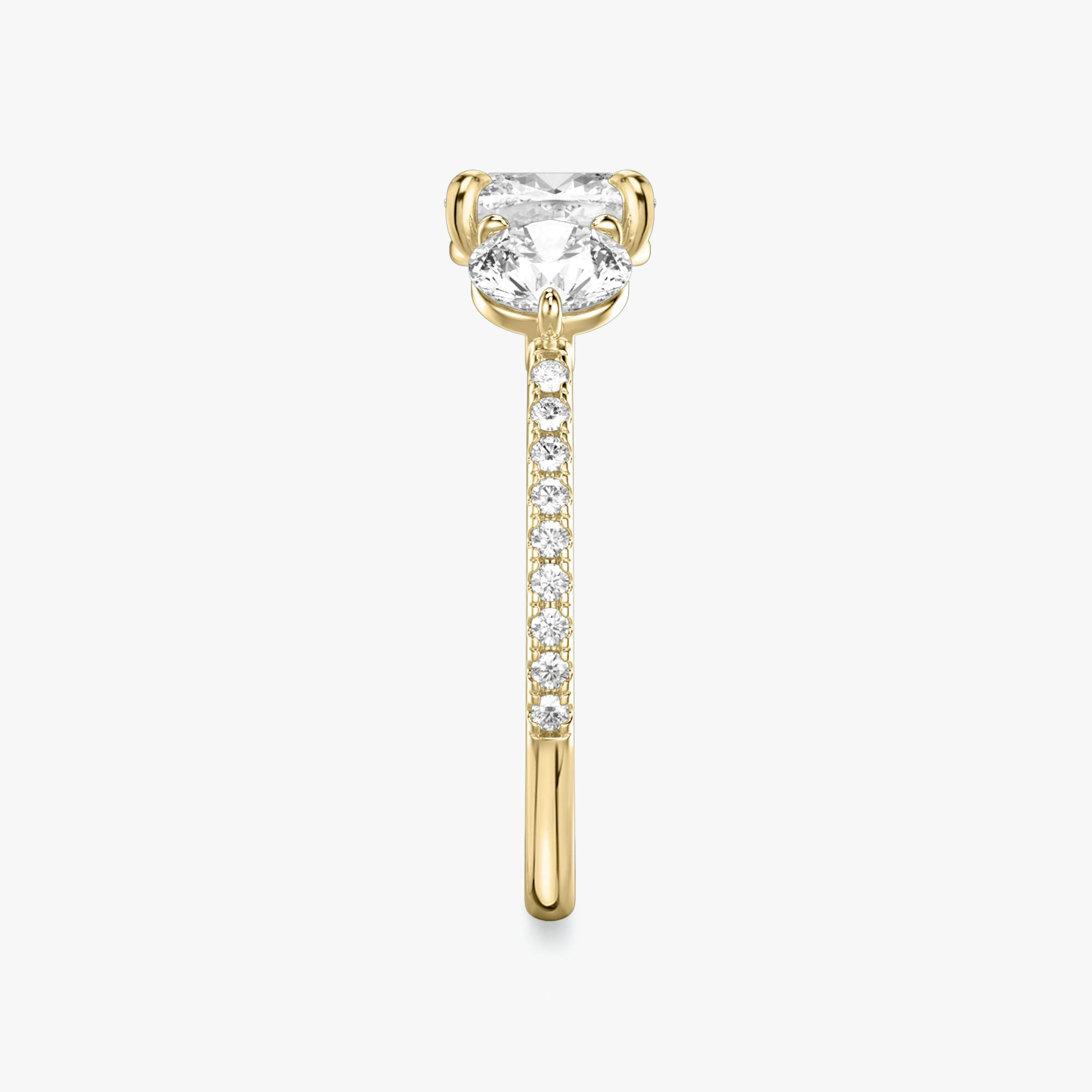 Three Stone | Cushion | 18k | Gelbgold | bandAccent: Mit Pavé-Besatz | sideStoneCarat: 0.50ct | sideStoneShape: Rund | diamondOrientation: vertical | caratWeight: other