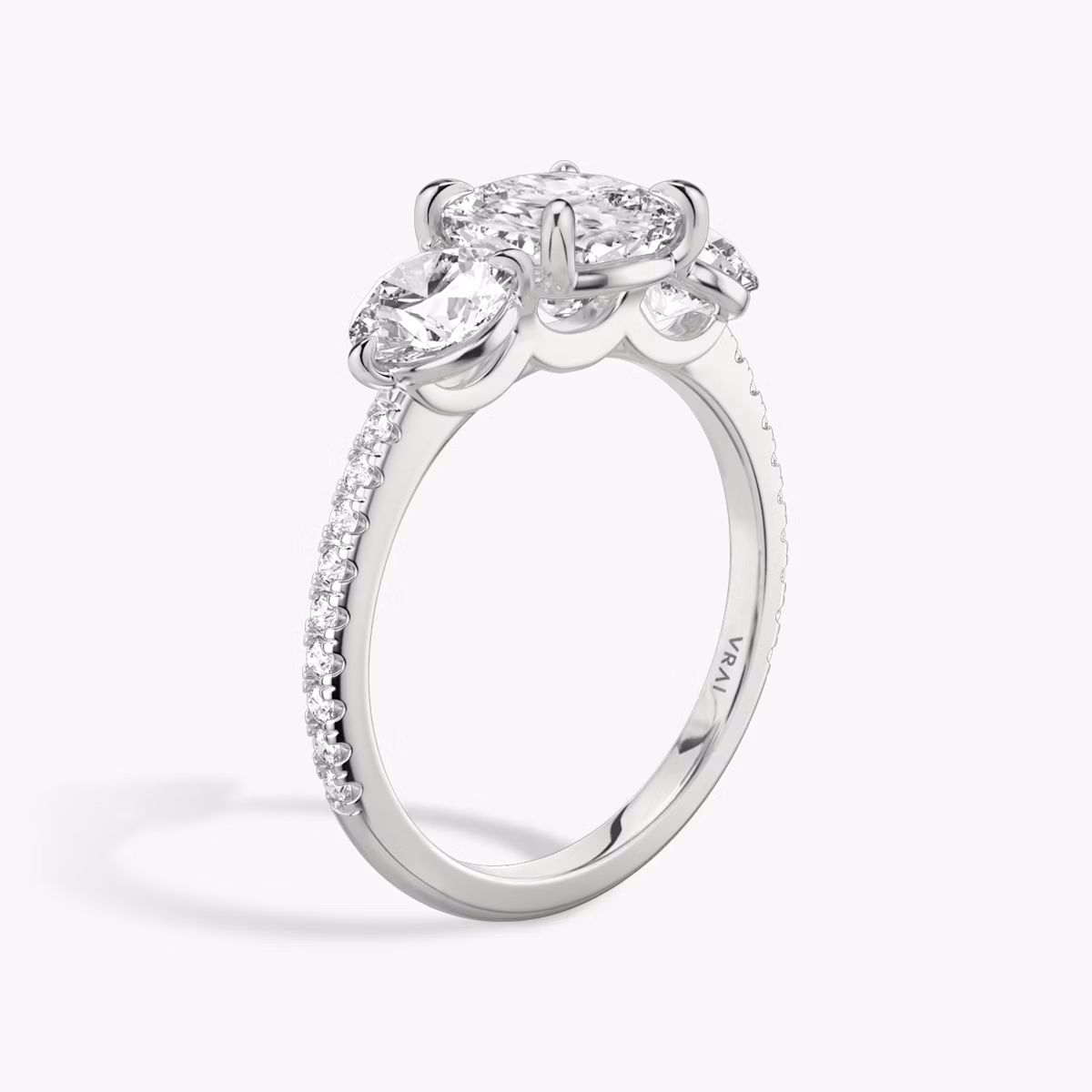 Three Stone | Cushion | 18k | Weißgold | bandAccent: Mit Pavé-Besatz | sideStoneCarat: 0.50ct | sideStoneShape: Rund | diamondOrientation: vertical | caratWeight: other