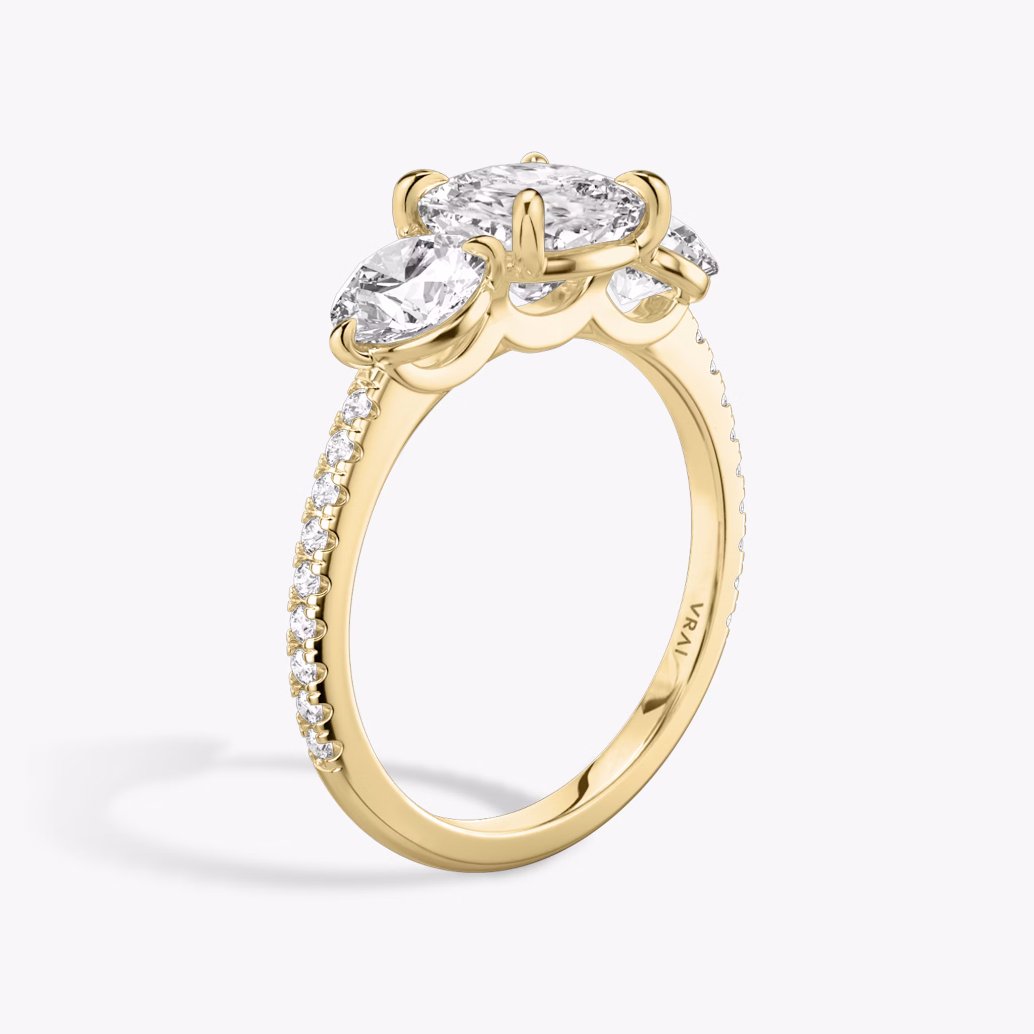 Three Stone | Cushion | 18k | Gelbgold | bandAccent: Mit Pavé-Besatz | sideStoneCarat: 0.50ct | sideStoneShape: Rund | diamondOrientation: vertical | caratWeight: other
