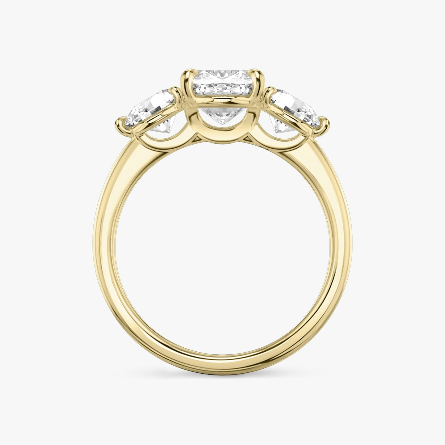 Anillo de compromiso Three Stone | Cojín | 18k | Oro amarillo | bandAccent: Simple | sideStoneCarat: 0.50ct | sideStoneShape: Brillante | diamondOrientation: vertical | caratWeight: other
