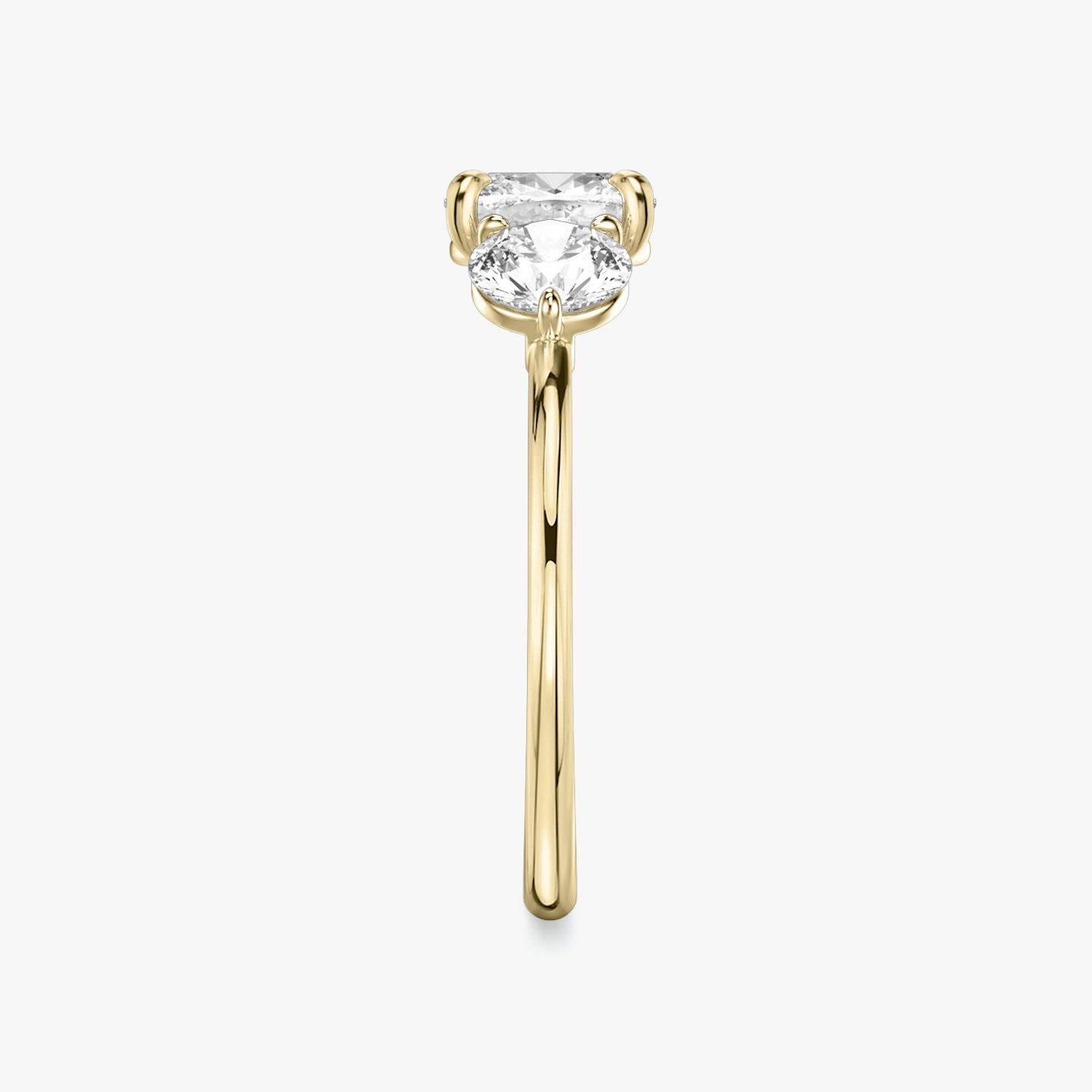 Anillo de compromiso Three Stone | Cojín | 18k | Oro amarillo | bandAccent: Simple | sideStoneCarat: 0.50ct | sideStoneShape: Brillante | diamondOrientation: vertical | caratWeight: other