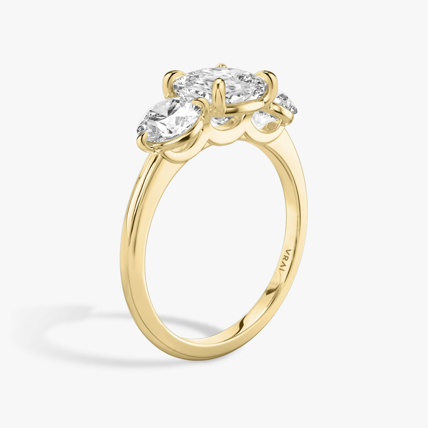 Anillo de compromiso Three Stone | Cojín | 18k | Oro amarillo | bandAccent: Simple | sideStoneCarat: 0.50ct | sideStoneShape: Brillante | diamondOrientation: vertical | caratWeight: other