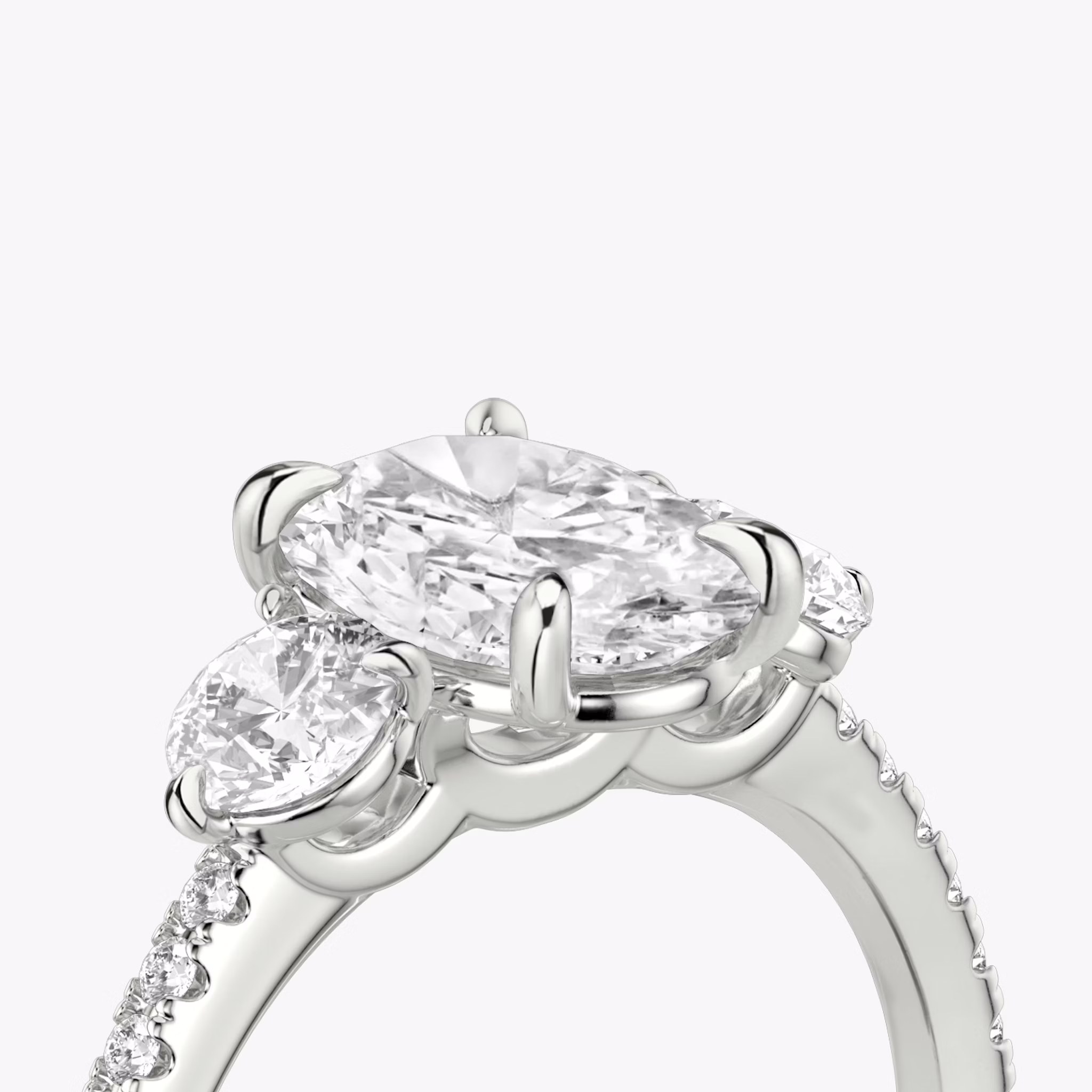 Three Stone | Oval | Platin | bandAccent: Mit Pavé-Besatz | sideStoneCarat: 0.25ct | sideStoneShape: Rund | diamondOrientation: vertical | caratWeight: other