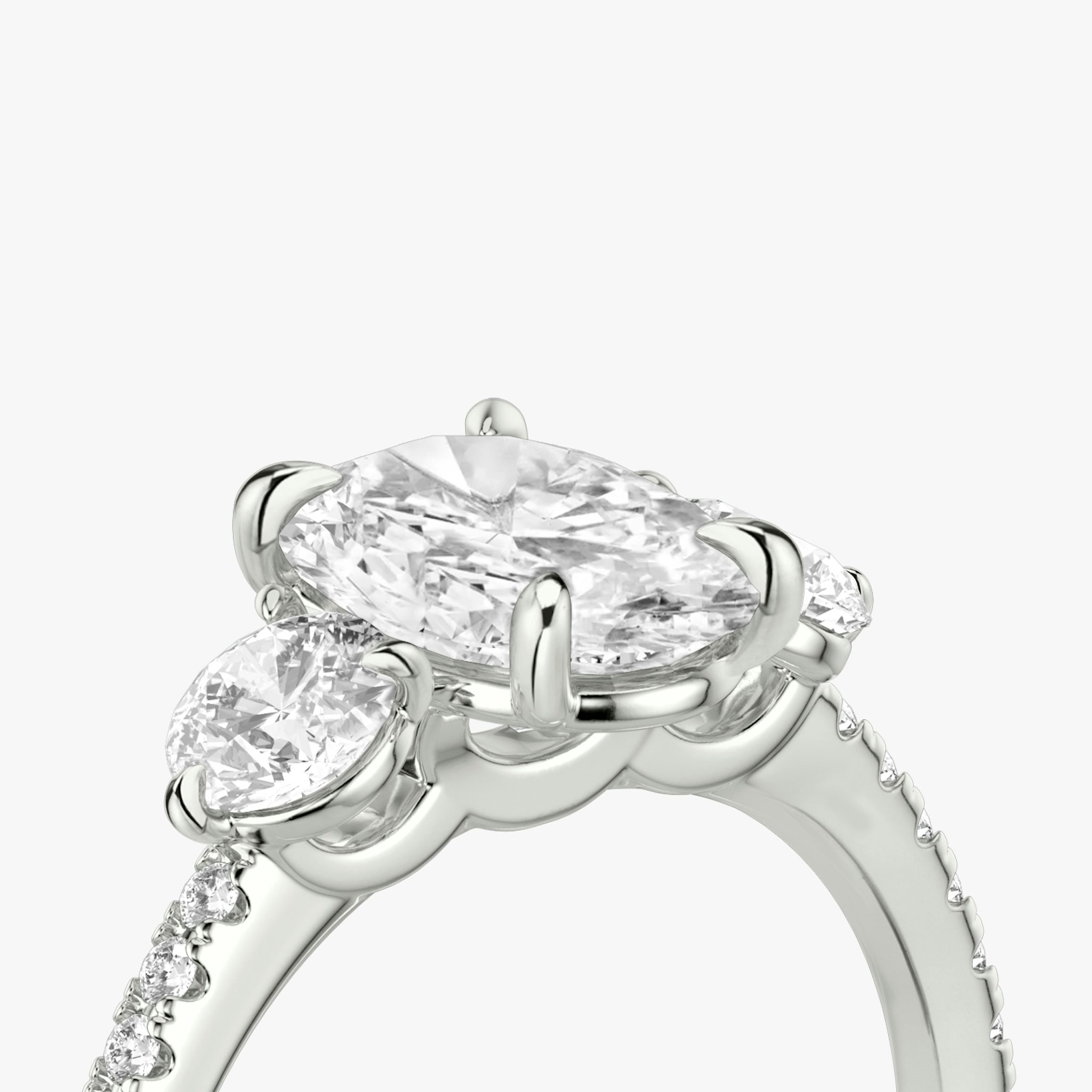 Three Stone | Oval | Platin | bandAccent: Mit Pavé-Besatz | sideStoneCarat: 0.25ct | sideStoneShape: Rund | diamondOrientation: vertical | caratWeight: other