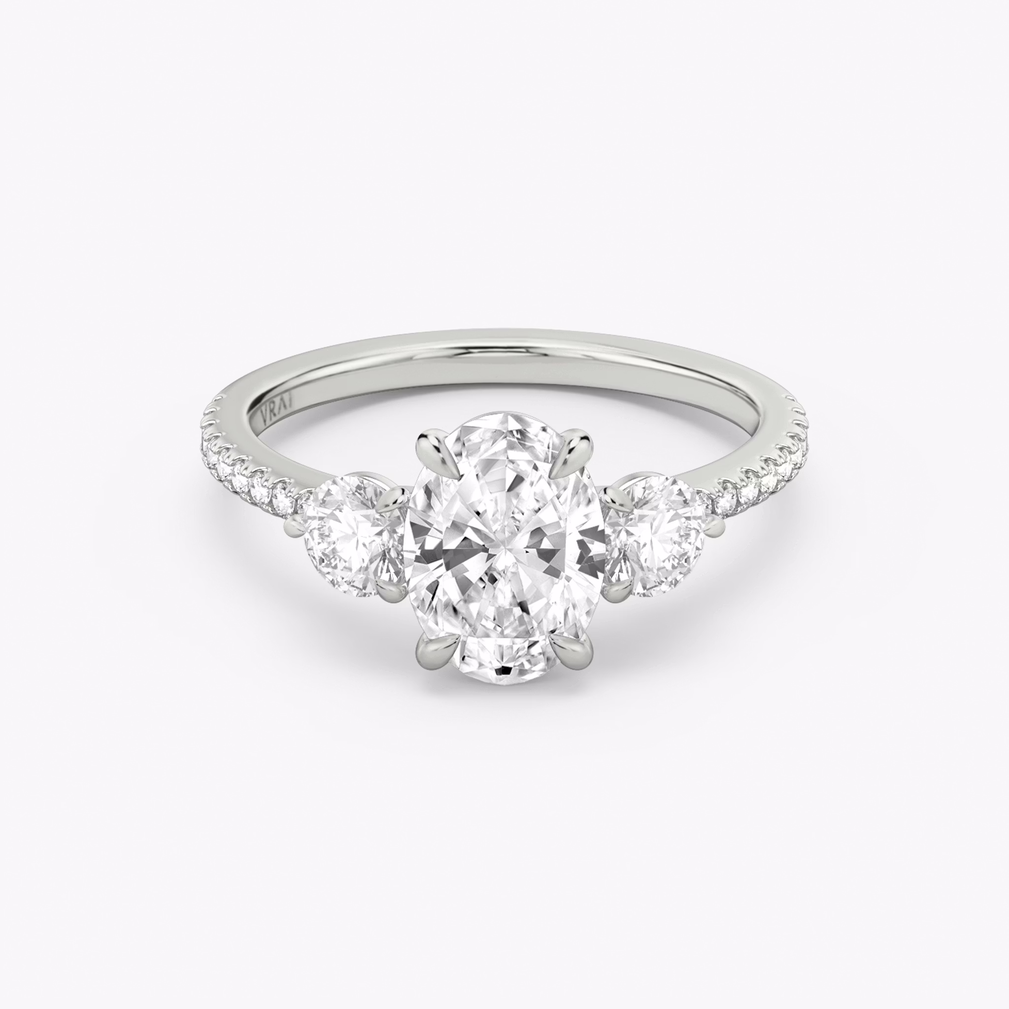 Three Stone | Oval | Platin | bandAccent: Mit Pavé-Besatz | sideStoneCarat: 0.25ct | sideStoneShape: Rund | diamondOrientation: vertical | caratWeight: other