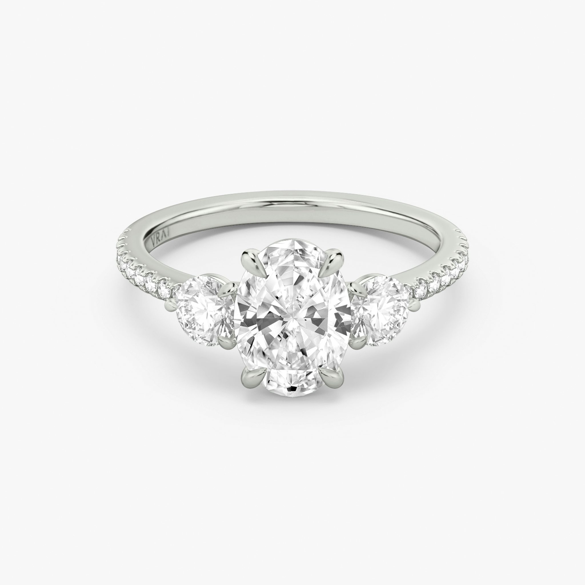 Three Stone | Oval | Platin | bandAccent: Mit Pavé-Besatz | sideStoneCarat: 0.25ct | sideStoneShape: Rund | diamondOrientation: vertical | caratWeight: other