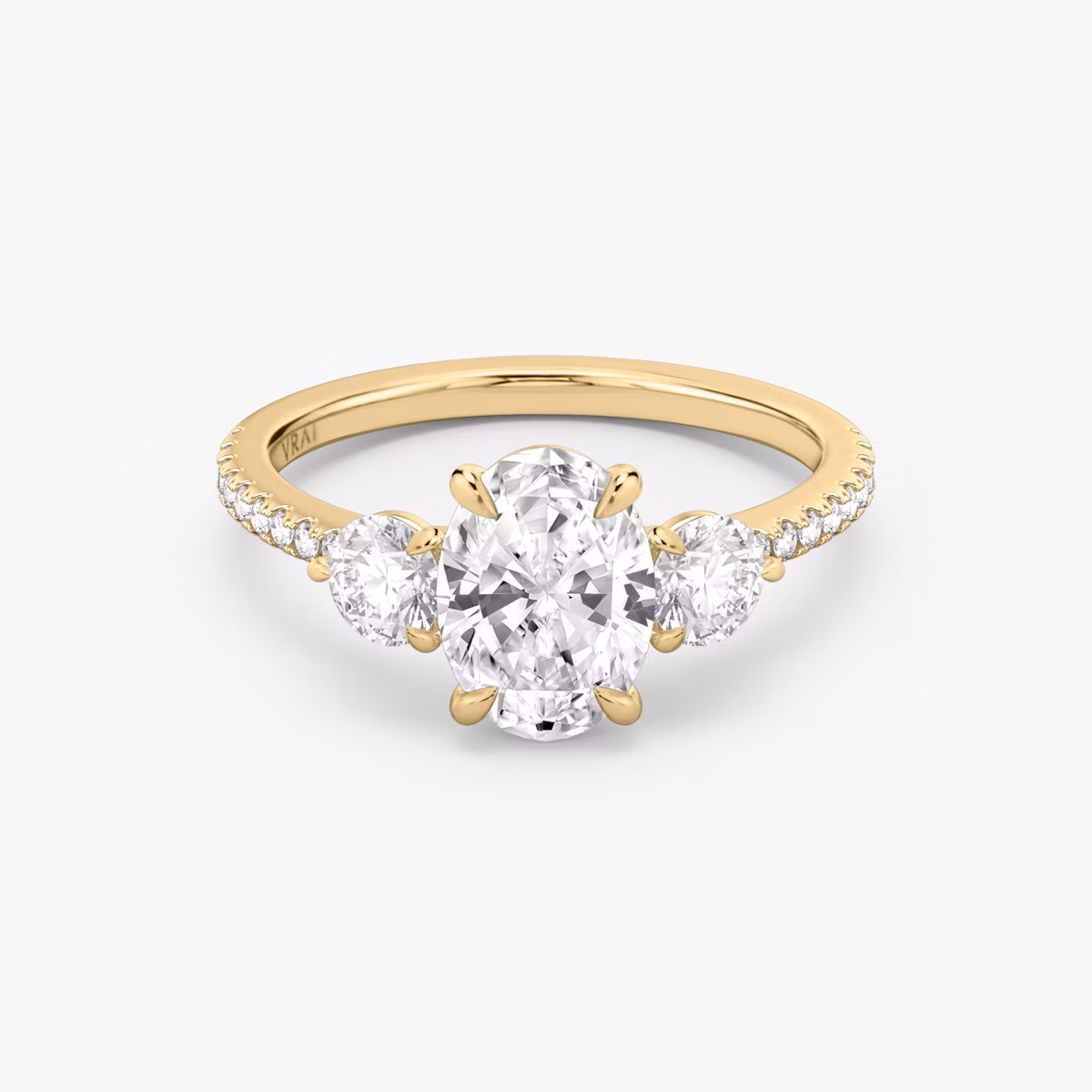 Three Stone | Oval | 18k | Gelbgold | bandAccent: Mit Pavé-Besatz | sideStoneCarat: 0.25ct | sideStoneShape: Rund | diamondOrientation: vertical | caratWeight: other
