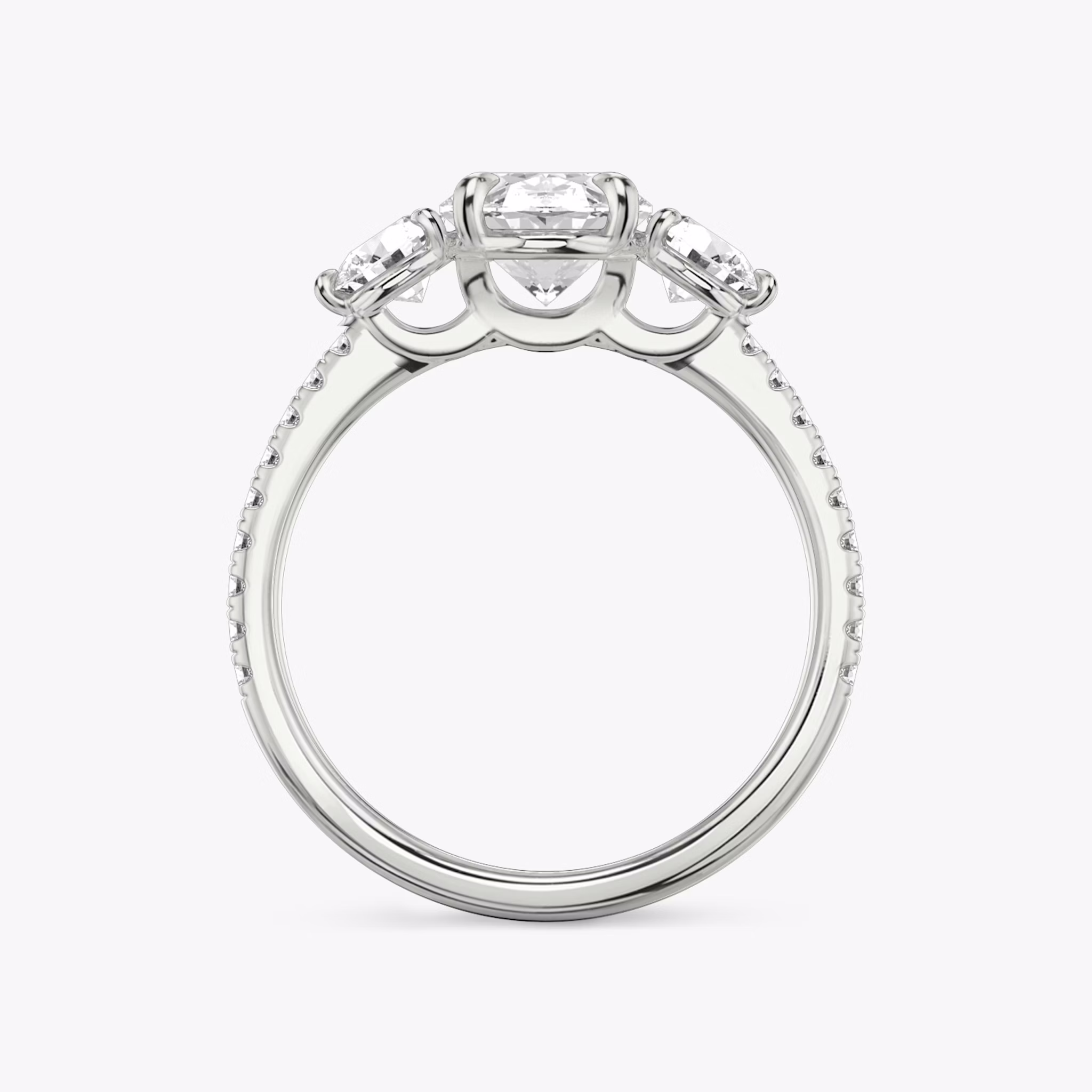 Three Stone | Oval | Platin | bandAccent: Mit Pavé-Besatz | sideStoneCarat: 0.25ct | sideStoneShape: Rund | diamondOrientation: vertical | caratWeight: other