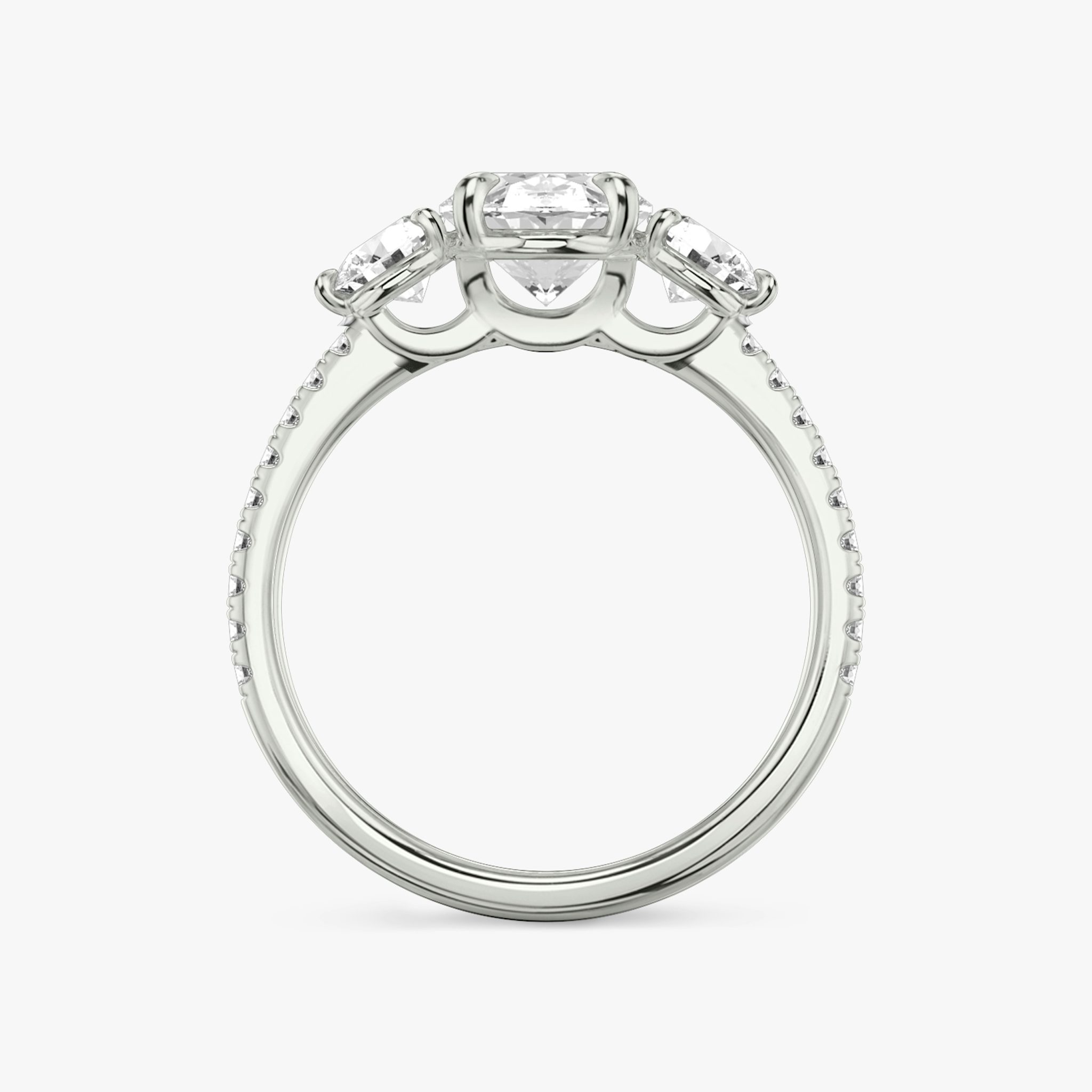 Three Stone | Oval | Platin | bandAccent: Mit Pavé-Besatz | sideStoneCarat: 0.25ct | sideStoneShape: Rund | diamondOrientation: vertical | caratWeight: other
