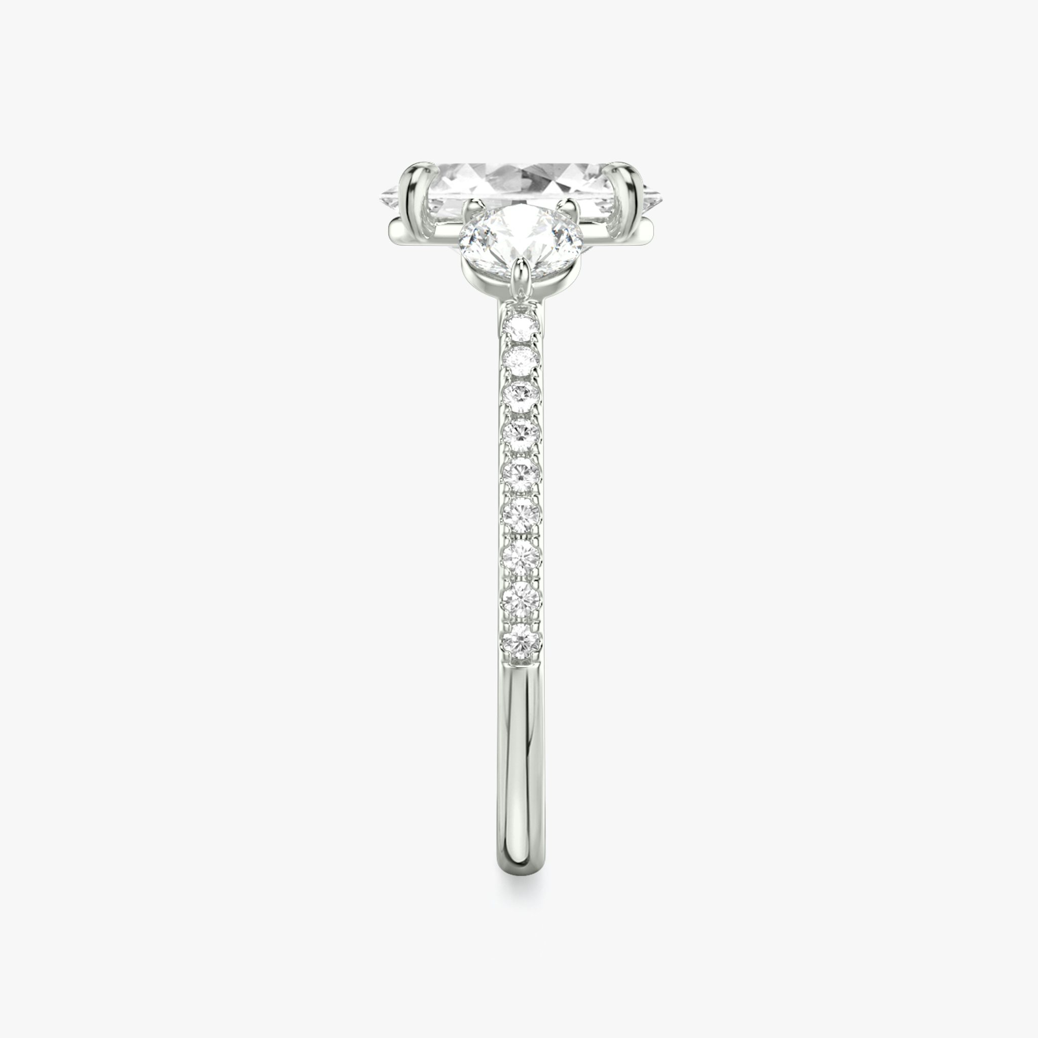 Three Stone | Oval | Platin | bandAccent: Mit Pavé-Besatz | sideStoneCarat: 0.25ct | sideStoneShape: Rund | diamondOrientation: vertical | caratWeight: other