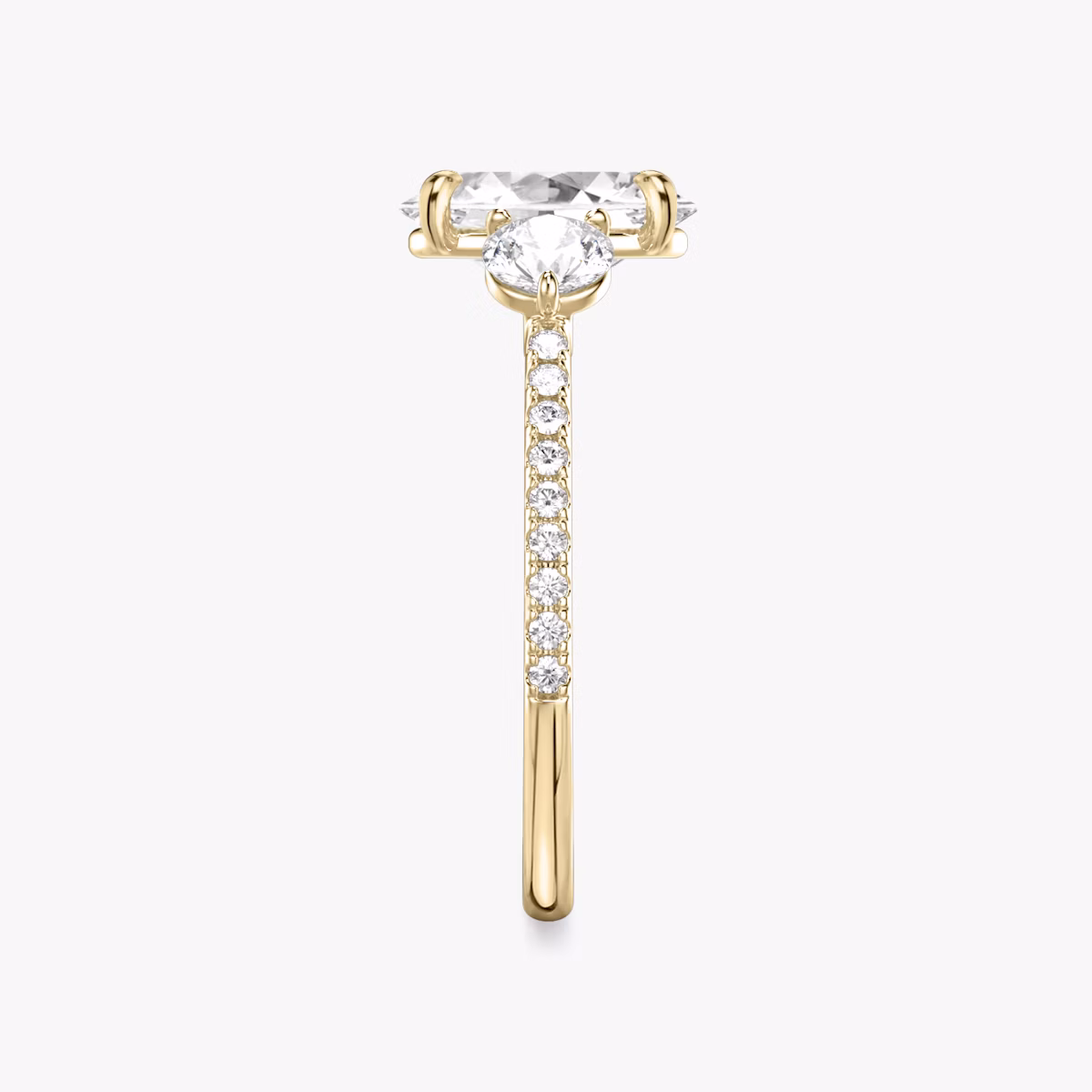 Three Stone | Oval | 18k | Gelbgold | bandAccent: Mit Pavé-Besatz | sideStoneCarat: 0.25ct | sideStoneShape: Rund | diamondOrientation: vertical | caratWeight: other