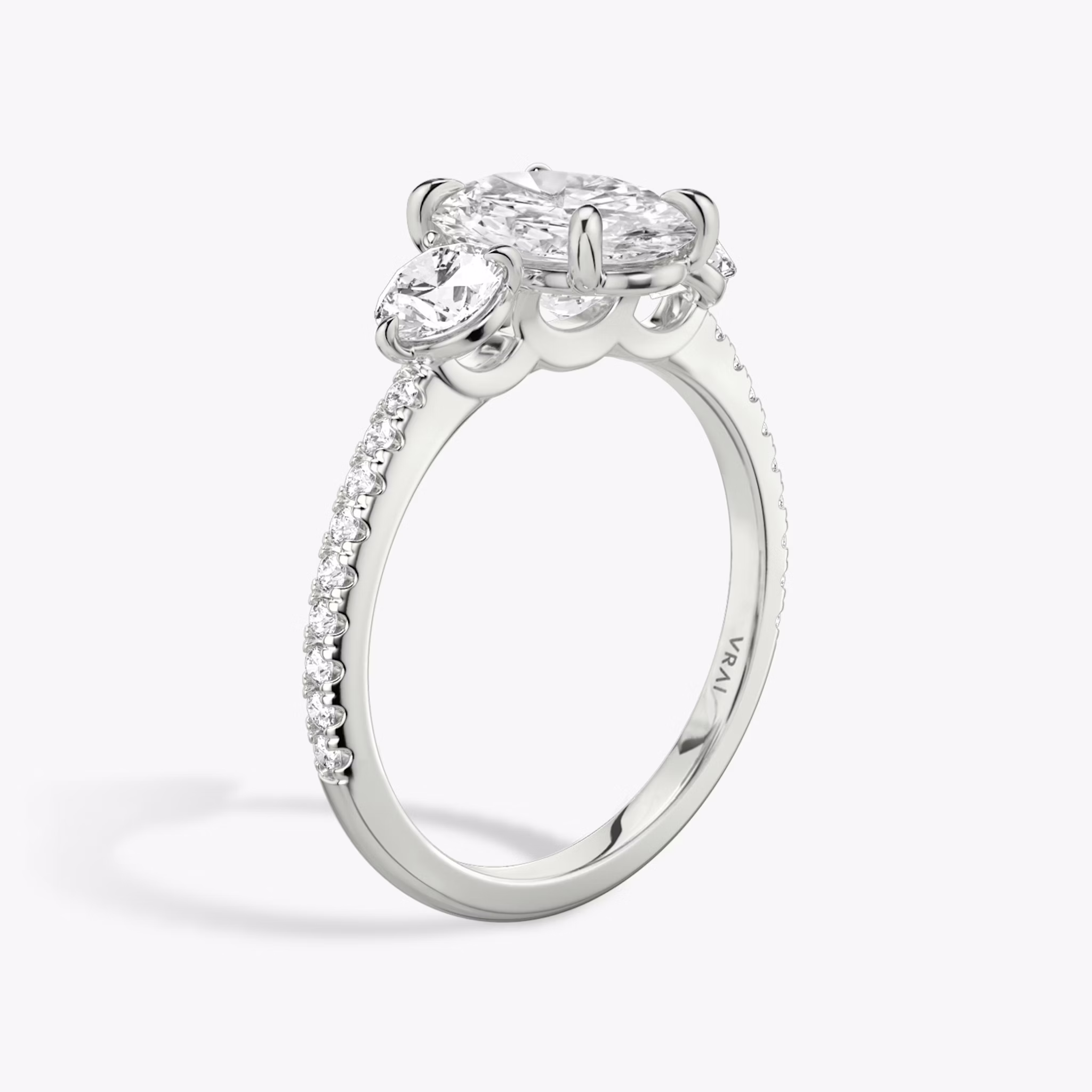 Three Stone | Oval | Platin | bandAccent: Mit Pavé-Besatz | sideStoneCarat: 0.25ct | sideStoneShape: Rund | diamondOrientation: vertical | caratWeight: other