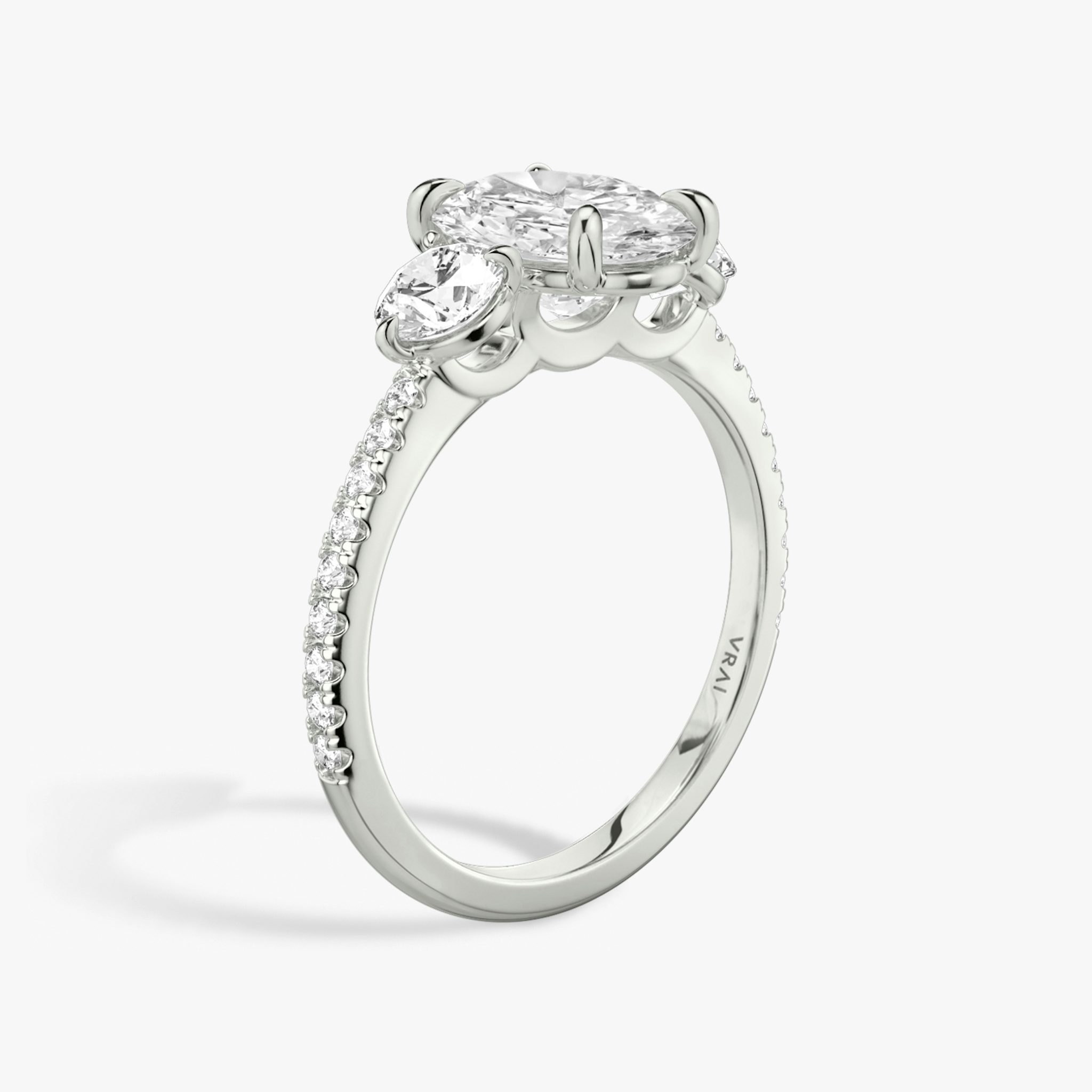 Three Stone | Oval | Platin | bandAccent: Mit Pavé-Besatz | sideStoneCarat: 0.25ct | sideStoneShape: Rund | diamondOrientation: vertical | caratWeight: other