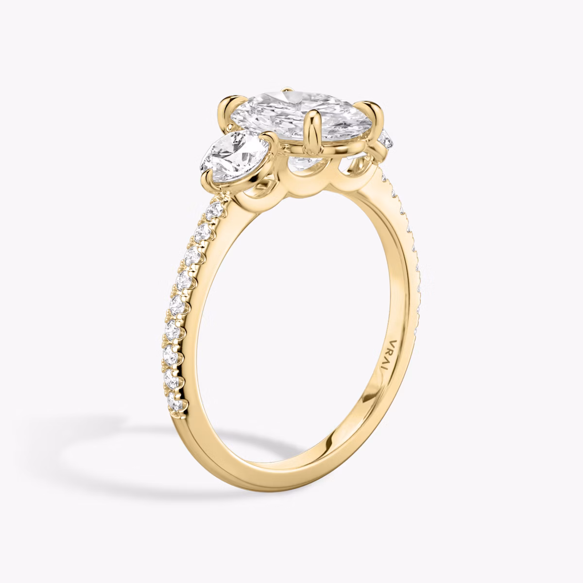 Three Stone | Oval | 18k | Gelbgold | bandAccent: Mit Pavé-Besatz | sideStoneCarat: 0.25ct | sideStoneShape: Rund | diamondOrientation: vertical | caratWeight: other