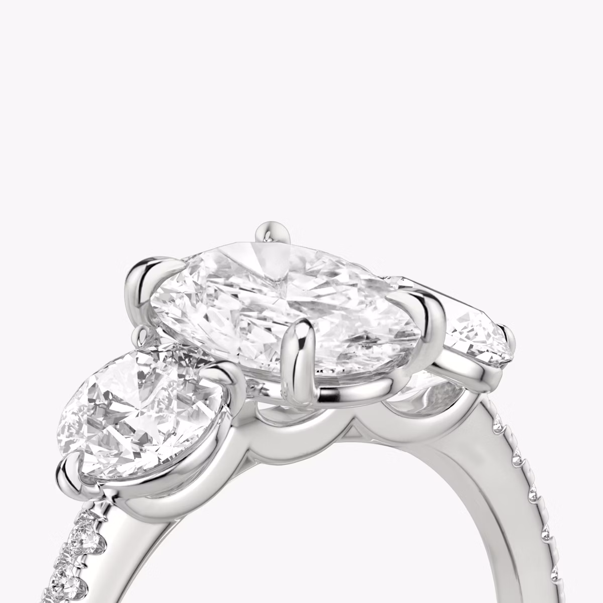 Three Stone | Oval | 18k | Weißgold | bandAccent: Mit Pavé-Besatz | sideStoneCarat: 0.50ct | sideStoneShape: Rund | diamondOrientation: vertical | caratWeight: other