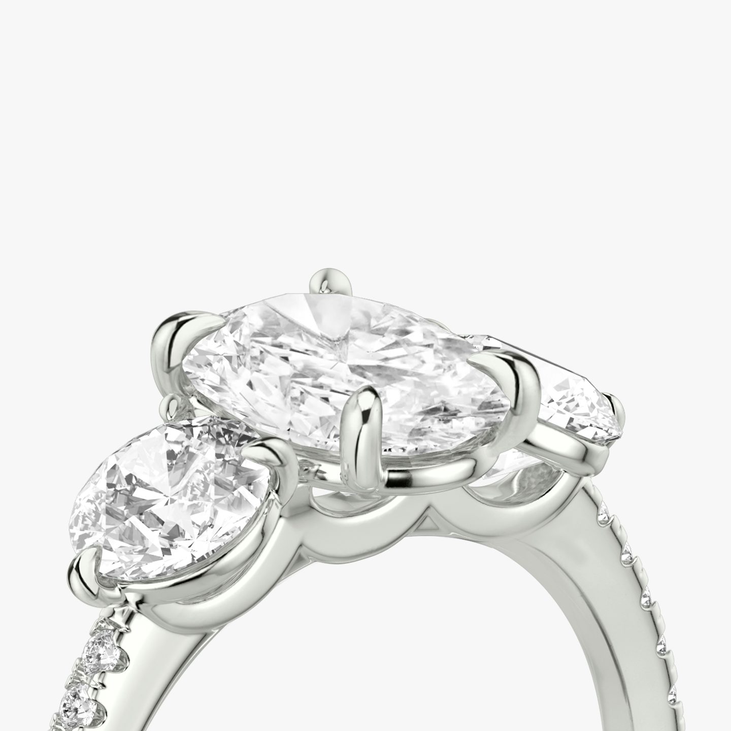Three Stone | Oval | Platin | bandAccent: Mit Pavé-Besatz | sideStoneCarat: 0.50ct | sideStoneShape: Rund | diamondOrientation: vertical | caratWeight: other