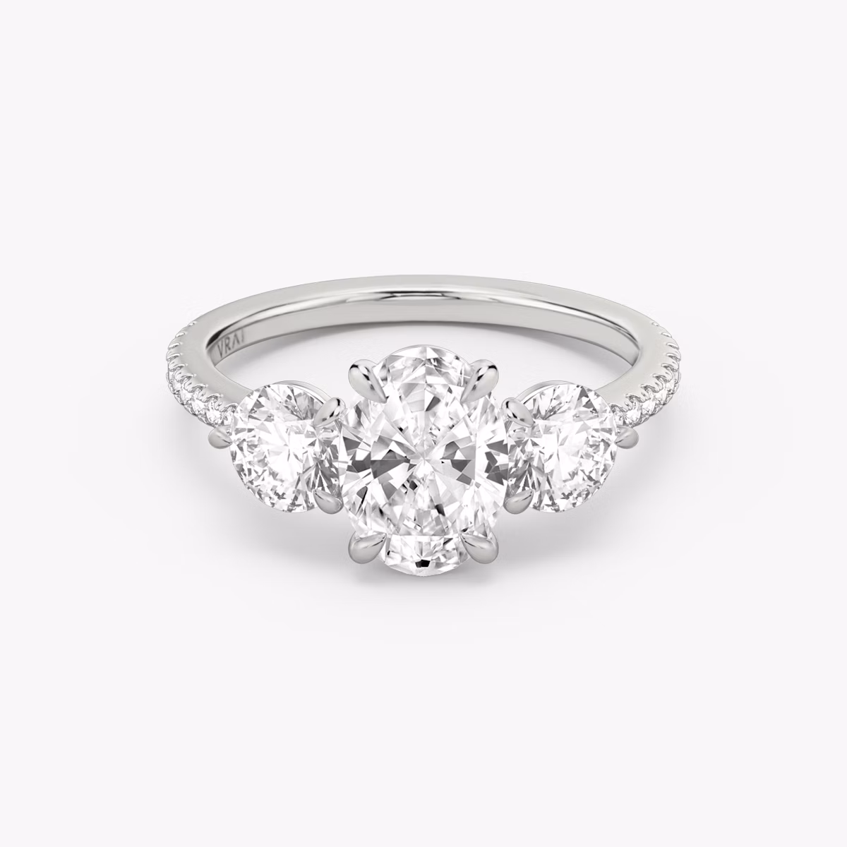 Three Stone | Oval | 18k | Weißgold | bandAccent: Mit Pavé-Besatz | sideStoneCarat: 0.50ct | sideStoneShape: Rund | diamondOrientation: vertical | caratWeight: other