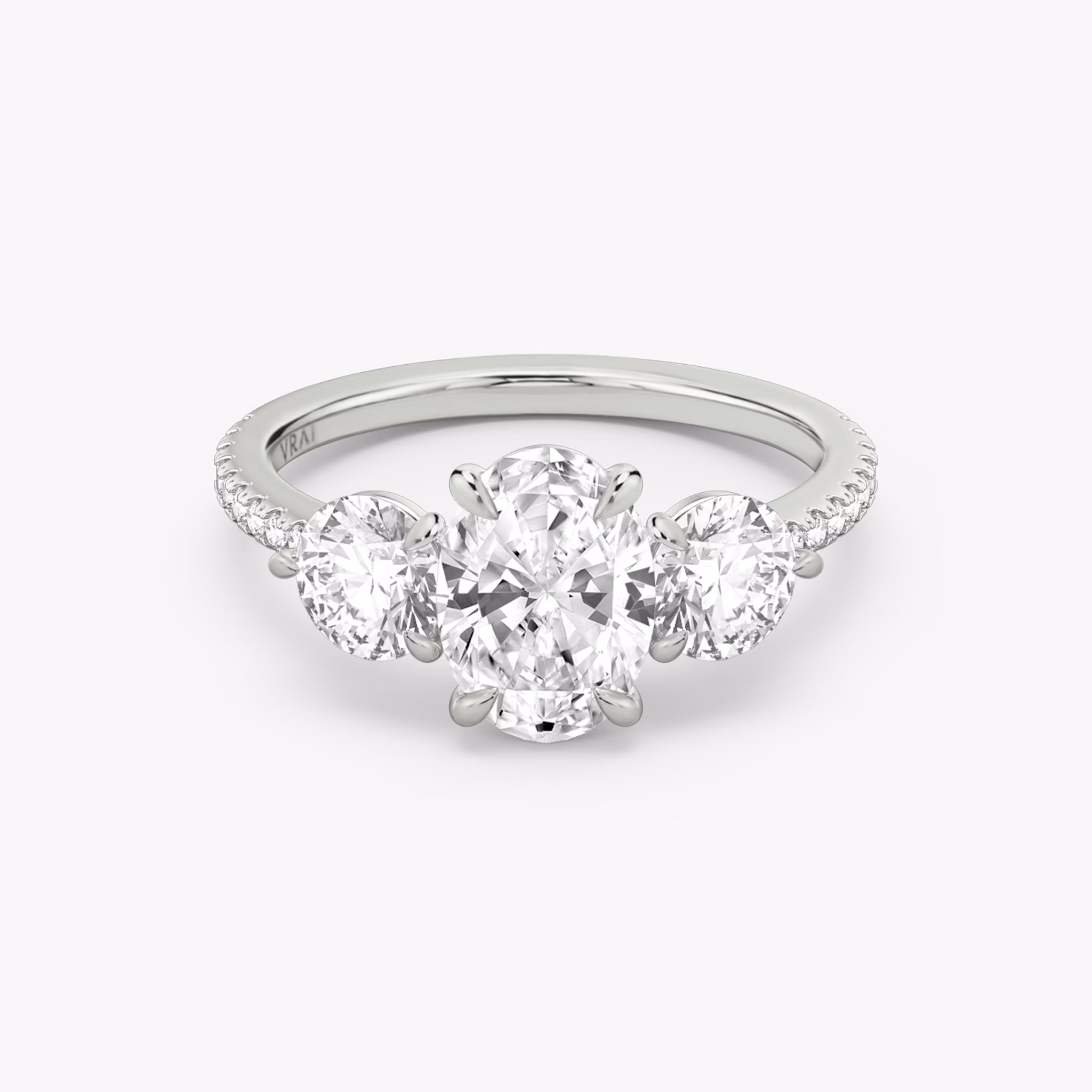 Anillo de compromiso Three Stone | Oval | Platino | bandAccent: Pavé | sideStoneCarat: 0.50ct | sideStoneShape: Brillante | diamondOrientation: vertical | caratWeight: other