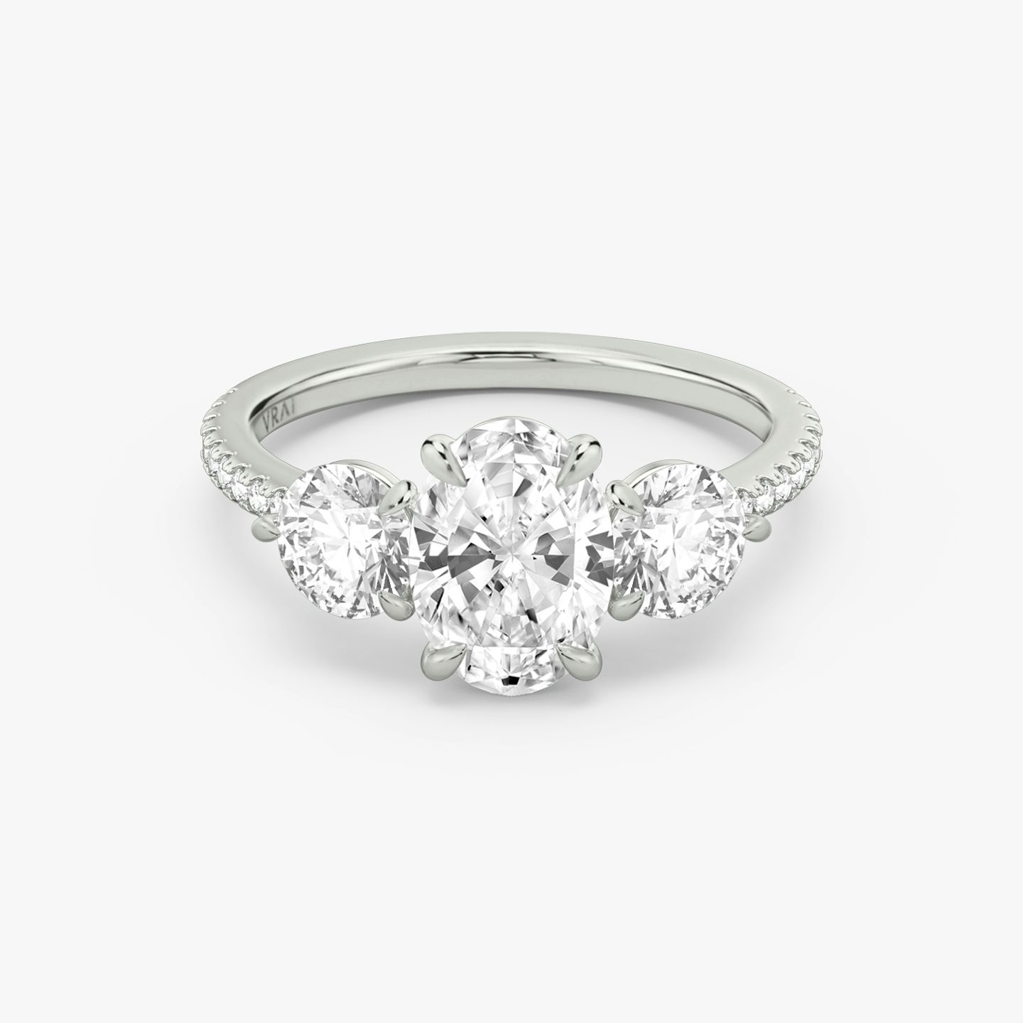 Three Stone | Oval | Platin | bandAccent: Mit Pavé-Besatz | sideStoneCarat: 0.50ct | sideStoneShape: Rund | diamondOrientation: vertical | caratWeight: other