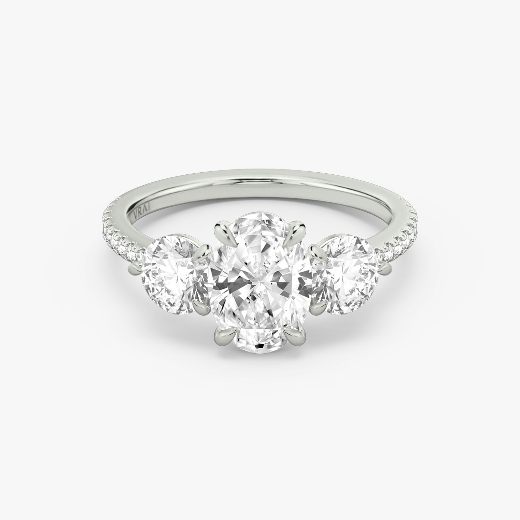 Anillo de compromiso Three Stone | Oval | Platino | bandAccent: Pavé | sideStoneCarat: 0.50ct | sideStoneShape: Brillante | diamondOrientation: vertical | caratWeight: other