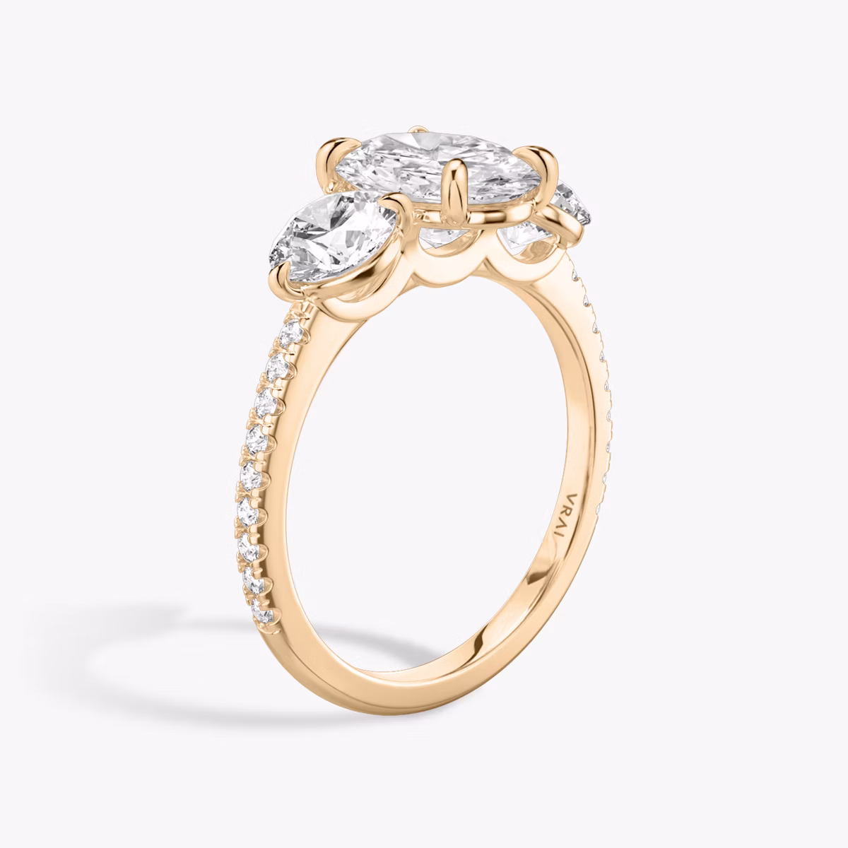 Three Stone | Oval | 14k | Roségold | bandAccent: Mit Pavé-Besatz | sideStoneCarat: 0.50ct | sideStoneShape: Rund | diamondOrientation: vertical | caratWeight: other