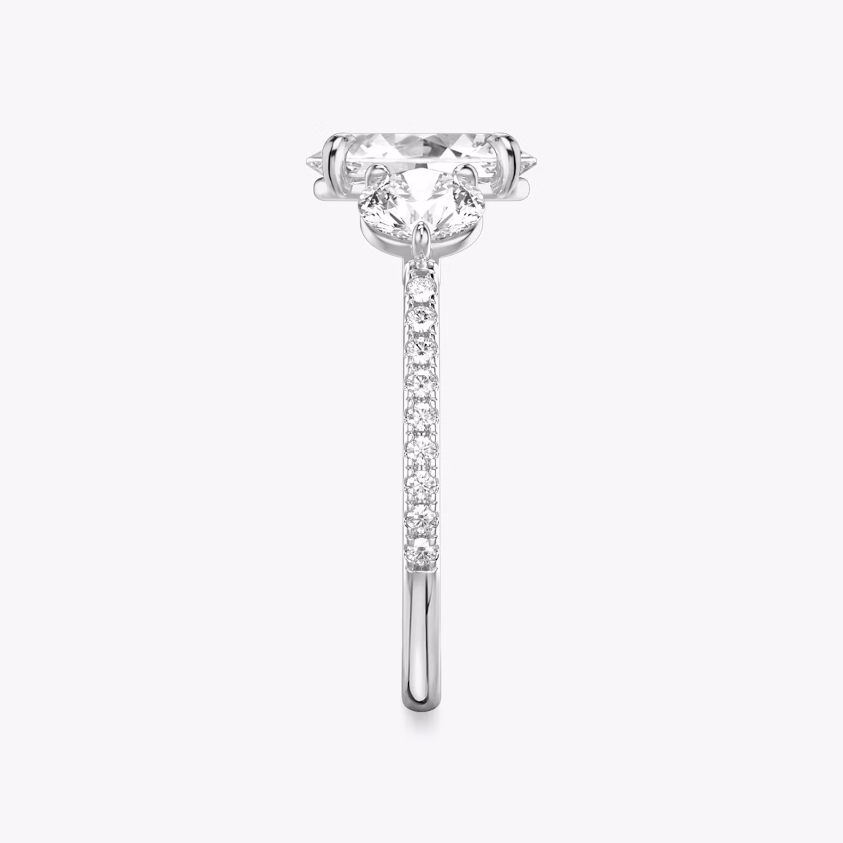Three Stone | Oval | 18k | Weißgold | bandAccent: Mit Pavé-Besatz | sideStoneCarat: 0.50ct | sideStoneShape: Rund | diamondOrientation: vertical | caratWeight: other