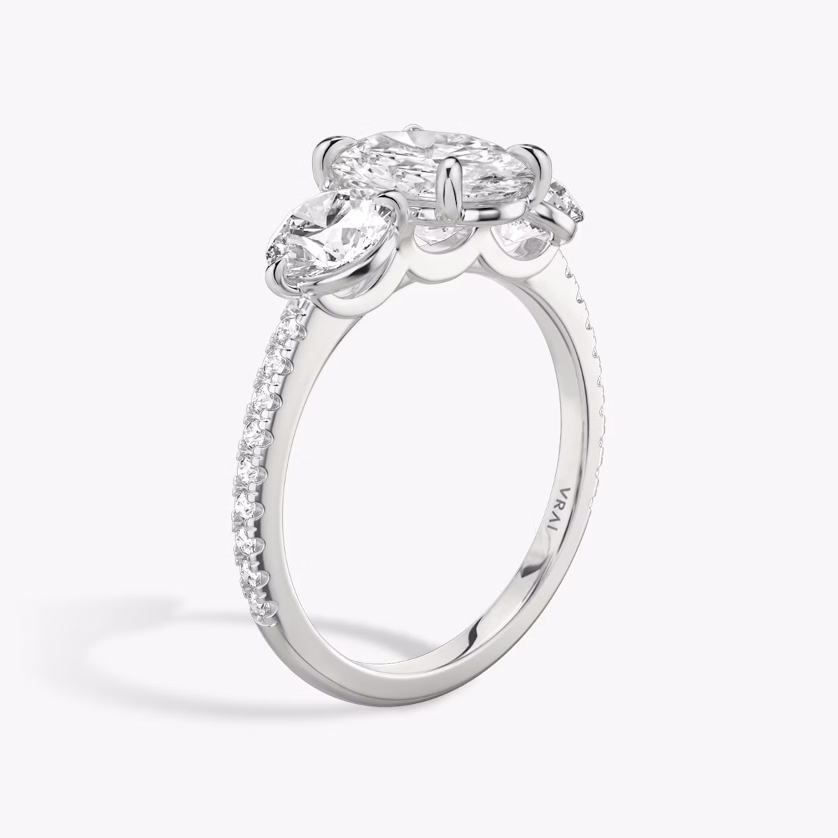 Three Stone | Oval | 18k | Weißgold | bandAccent: Mit Pavé-Besatz | sideStoneCarat: 0.50ct | sideStoneShape: Rund | diamondOrientation: vertical | caratWeight: other