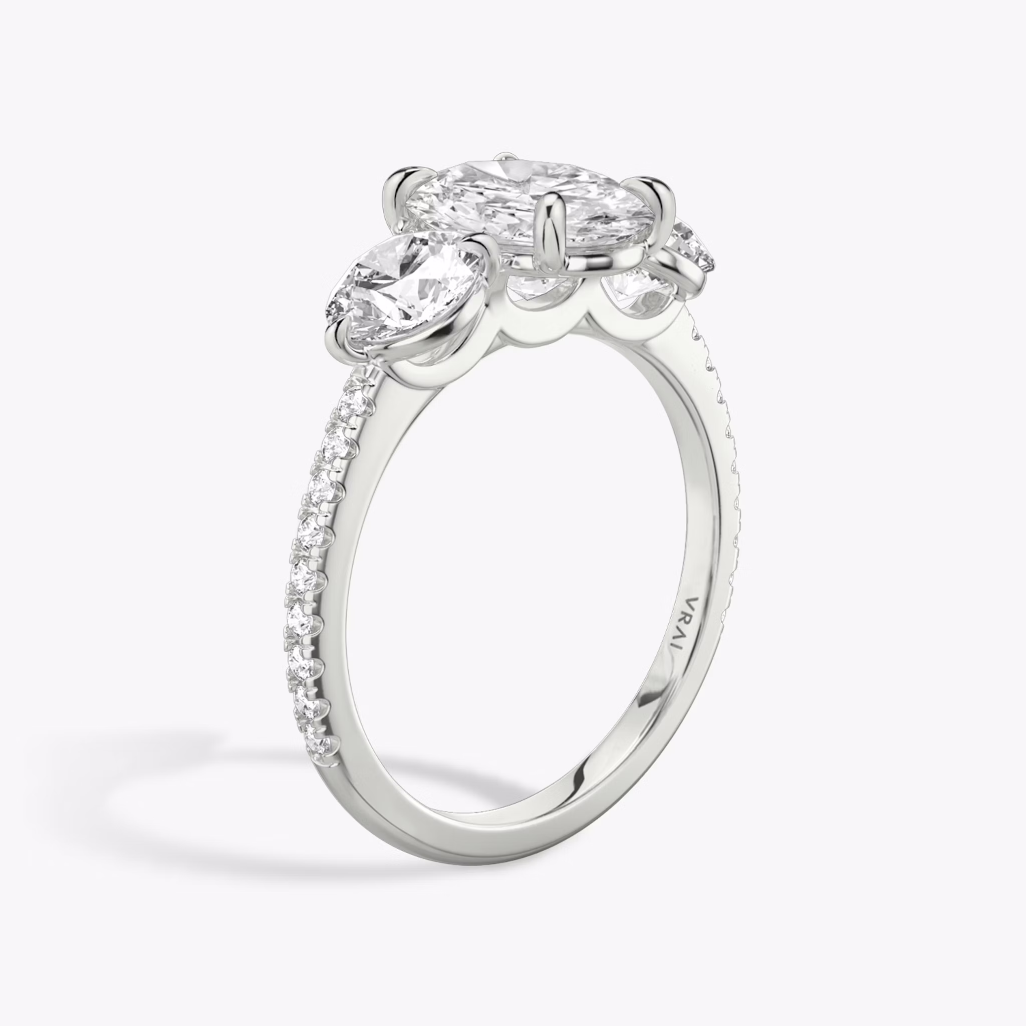 Anillo de compromiso Three Stone | Oval | Platino | bandAccent: Pavé | sideStoneCarat: 0.50ct | sideStoneShape: Brillante | diamondOrientation: vertical | caratWeight: other