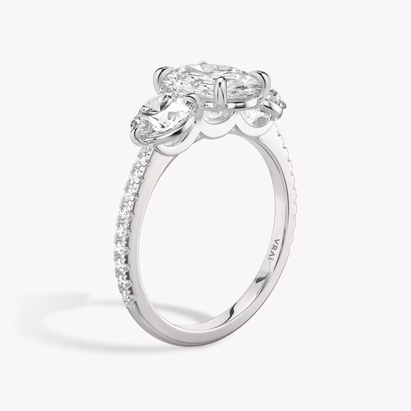 Three Stone | Oval | Platin | bandAccent: Mit Pavé-Besatz | sideStoneCarat: 0.50ct | sideStoneShape: Rund | diamondOrientation: vertical | caratWeight: other