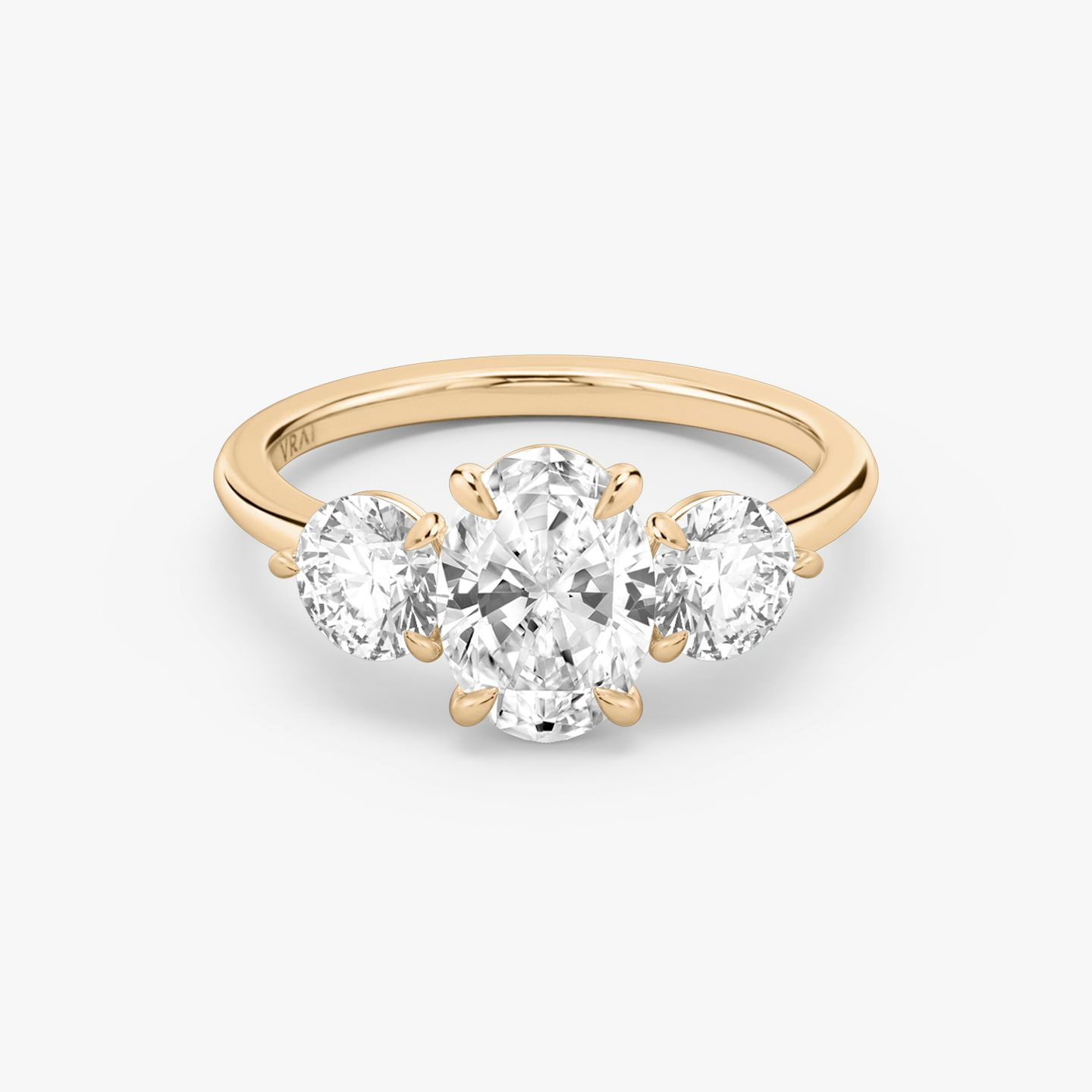 Anillo de compromiso Three Stone | Oval | 14k | Oro rosa | bandAccent: Simple | sideStoneCarat: 0.50ct | sideStoneShape: Brillante | diamondOrientation: vertical | caratWeight: other