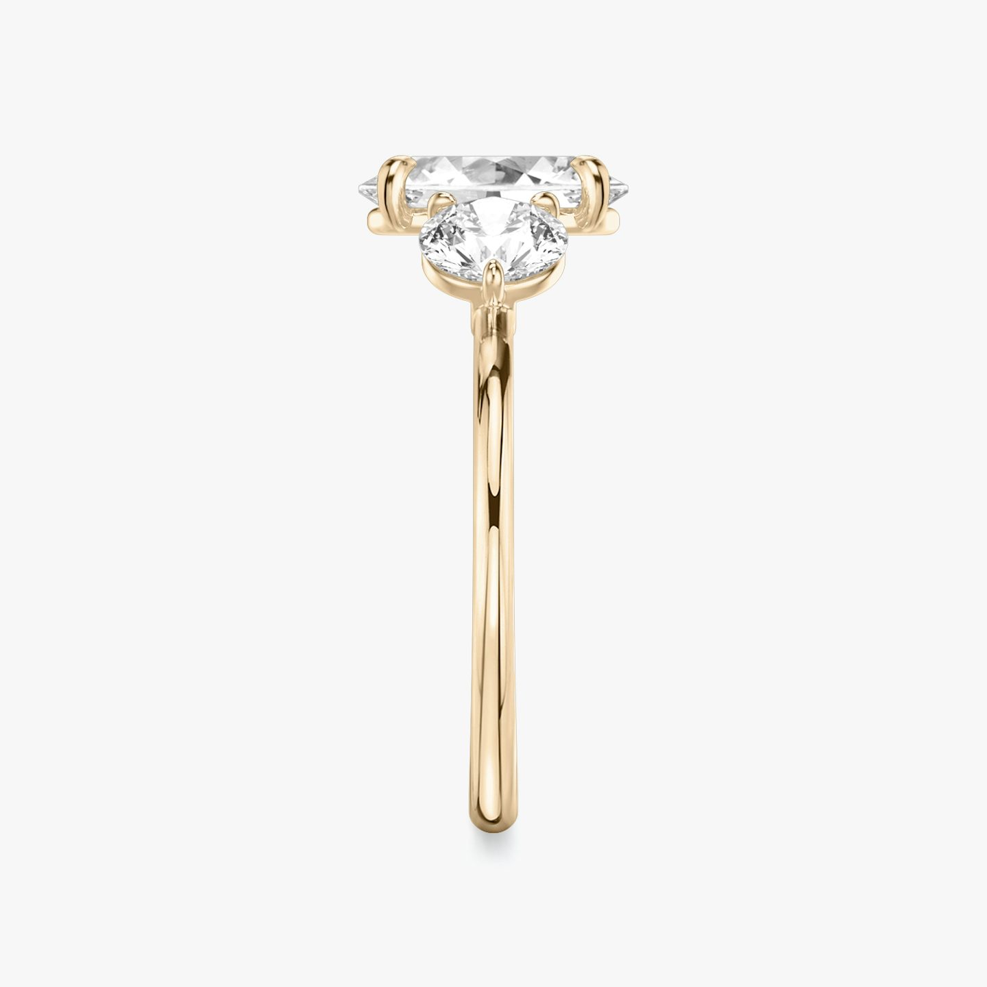 Anillo de compromiso Three Stone | Oval | 14k | Oro rosa | bandAccent: Simple | sideStoneCarat: 0.50ct | sideStoneShape: Brillante | diamondOrientation: vertical | caratWeight: other