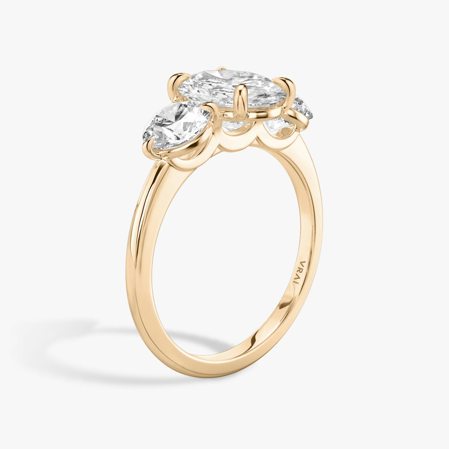 Anillo de compromiso Three Stone | Oval | 14k | Oro rosa | bandAccent: Simple | sideStoneCarat: 0.50ct | sideStoneShape: Brillante | diamondOrientation: vertical | caratWeight: other