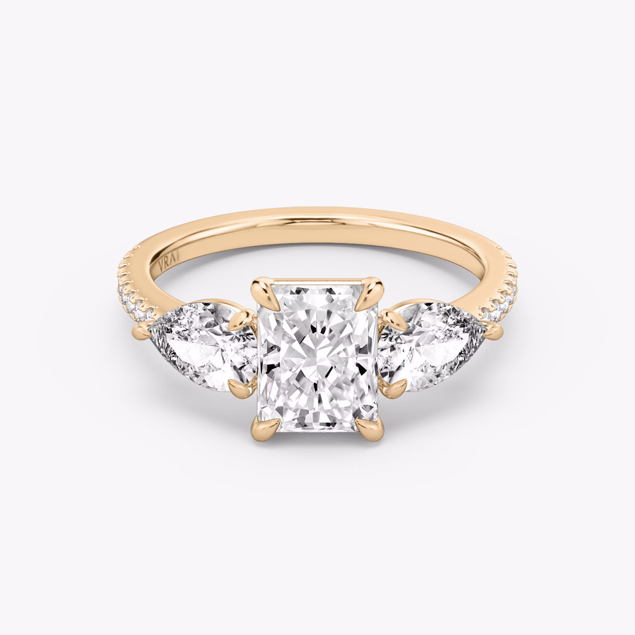 Three Stone | Radiant | 14k | Roségold | bandAccent: Mit Pavé-Besatz | sideStoneCarat: 0.50ct | sideStoneShape: Tropfen | diamondOrientation: vertical | caratWeight: other