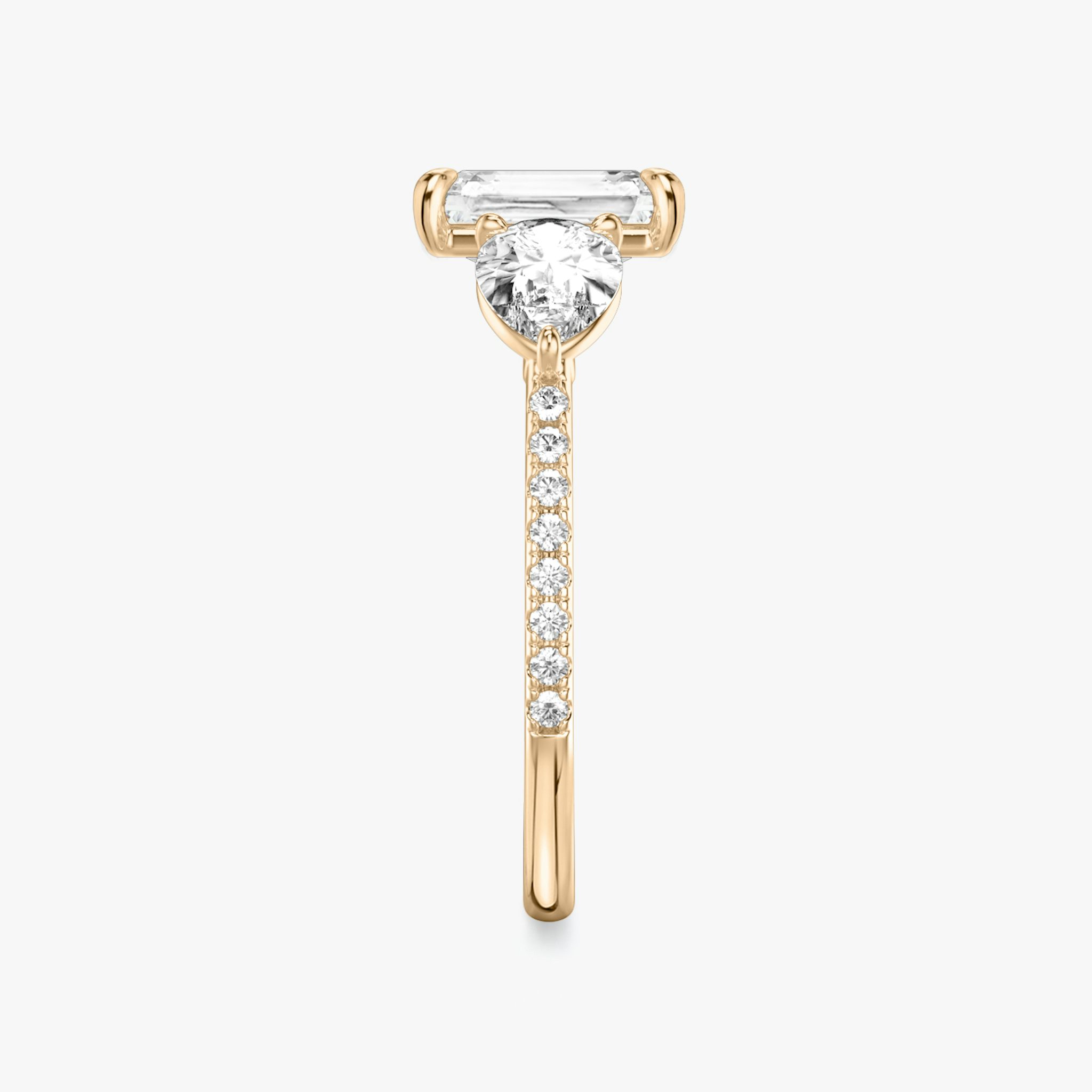 Three Stone | Radiant | 14k | Roségold | bandAccent: Mit Pavé-Besatz | sideStoneCarat: 0.50ct | sideStoneShape: Tropfen | diamondOrientation: vertical | caratWeight: other