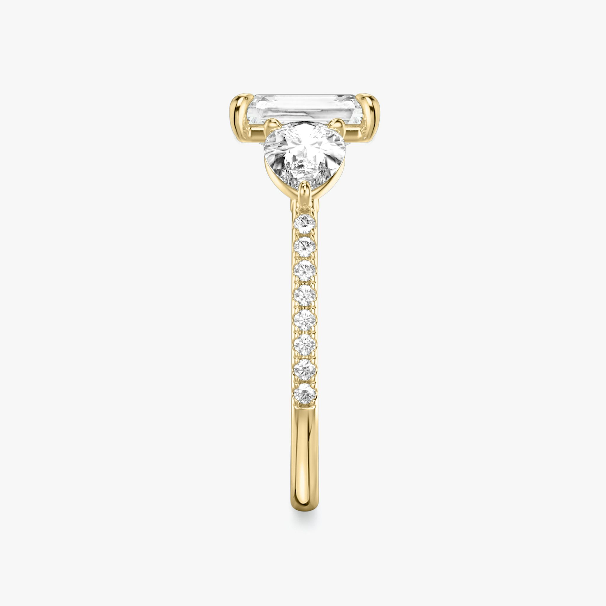 Three Stone | Radiant | 18k | Gelbgold | bandAccent: Mit Pavé-Besatz | sideStoneCarat: 0.50ct | sideStoneShape: Tropfen | diamondOrientation: vertical | caratWeight: other