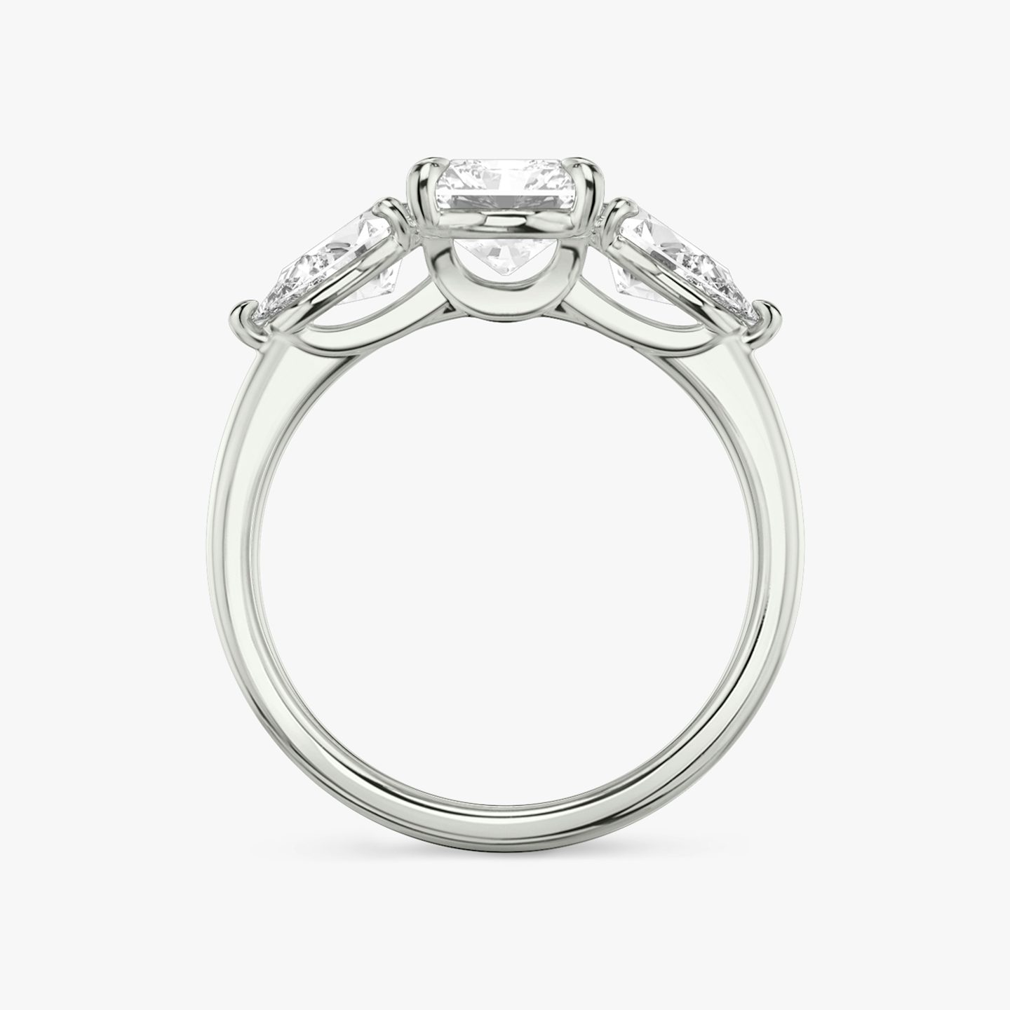 Three Stone | Radiant | Platin | bandAccent: Ohne Pavé-Besatz | sideStoneCarat: 0.50ct | sideStoneShape: Tropfen | diamondOrientation: vertical | caratWeight: other