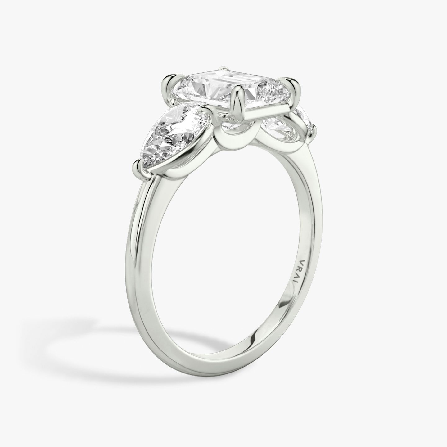 Three Stone | Radiant | Platin | bandAccent: Ohne Pavé-Besatz | sideStoneCarat: 0.50ct | sideStoneShape: Tropfen | diamondOrientation: vertical | caratWeight: other