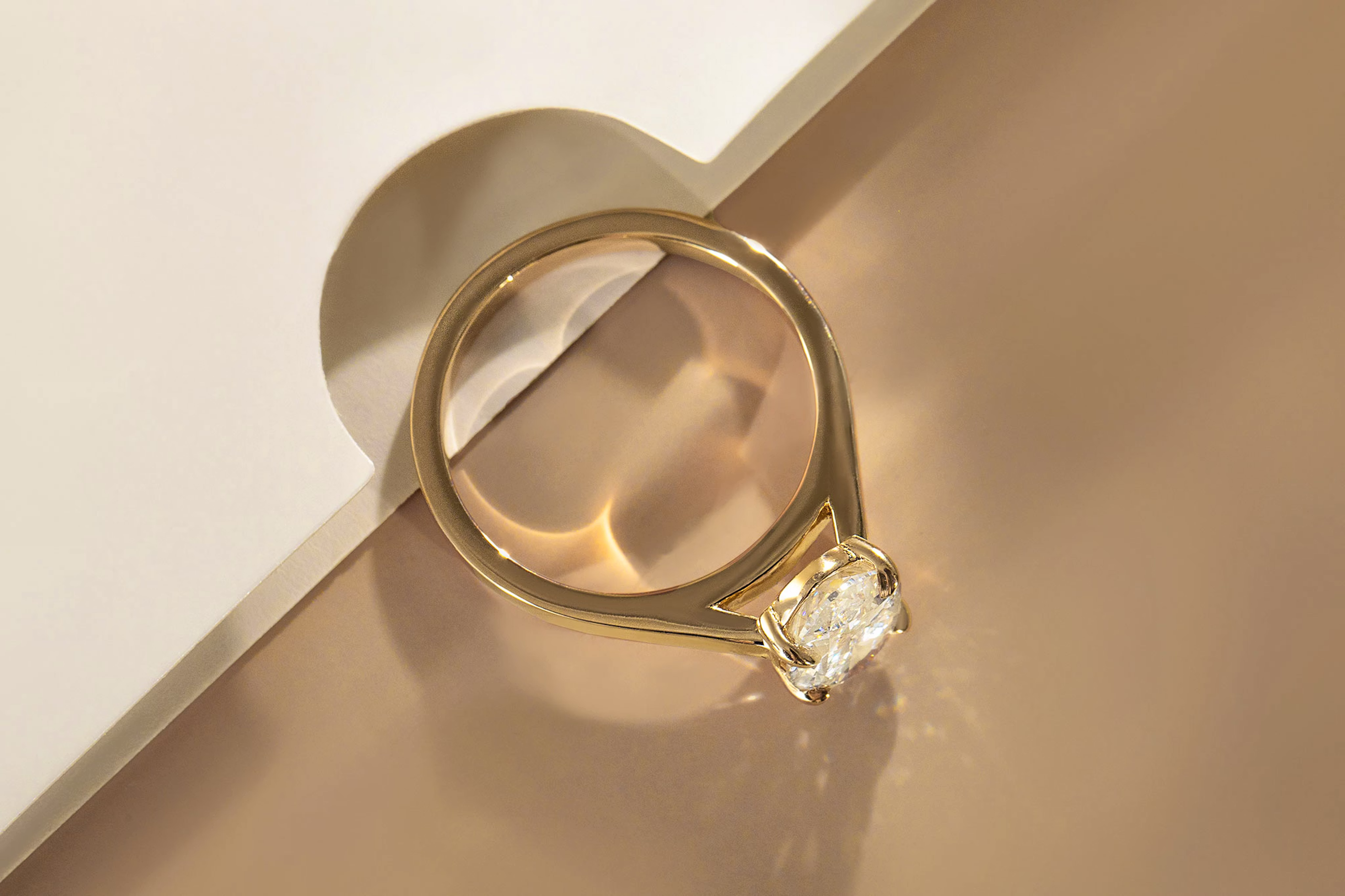 The round brilliant cathedral engagement ring with yellow gold band