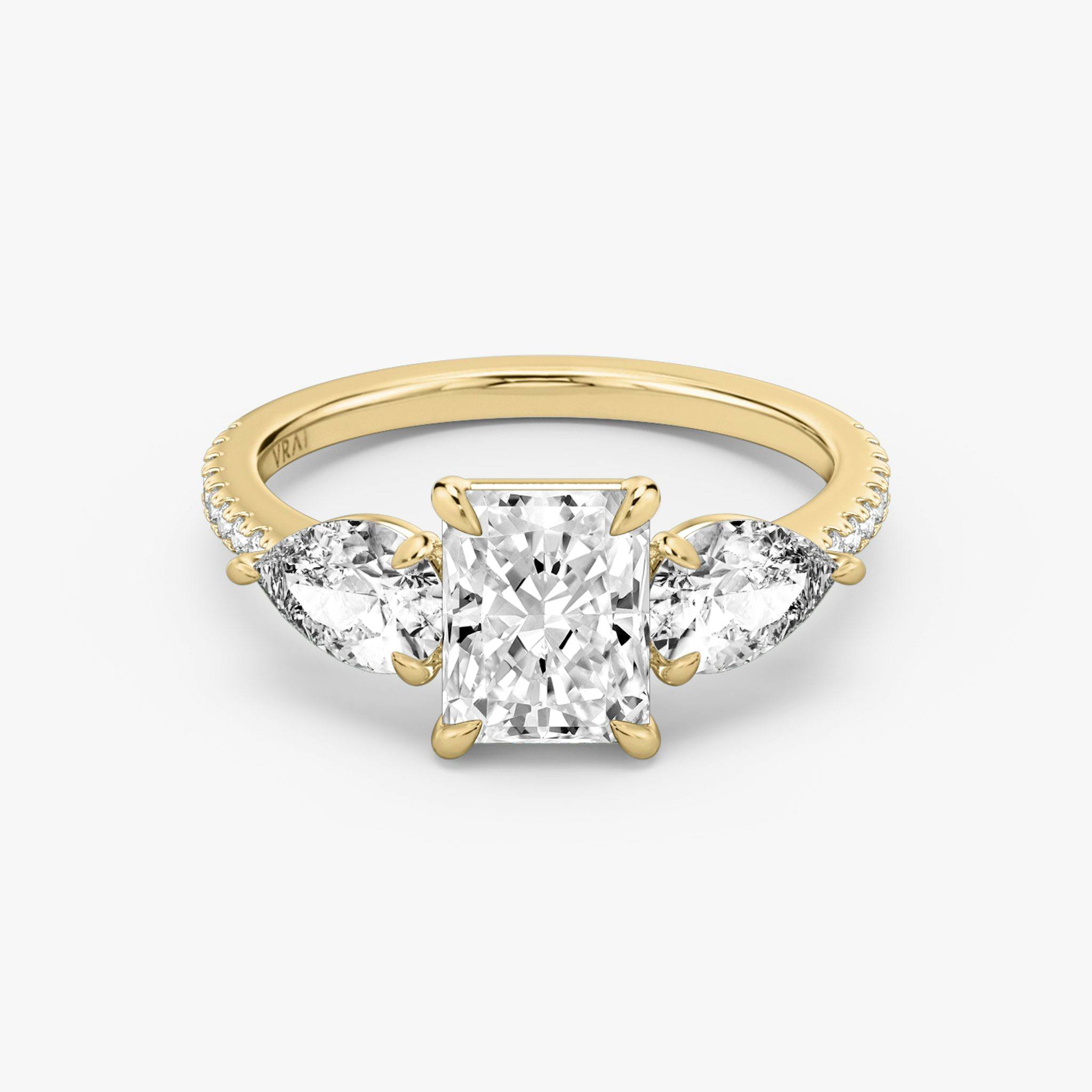Three Stone | Radiant | 18k | Gelbgold | bandAccent: Mit Pavé-Besatz | sideStoneCarat: 0.50ct | sideStoneShape: Tropfen | diamondOrientation: vertical | caratWeight: other
