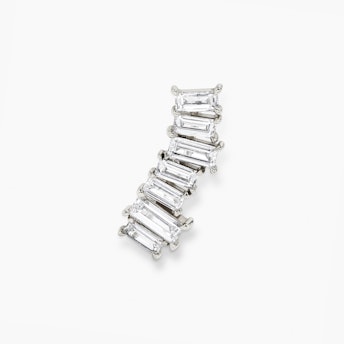 Mostrado con pendiente izquierdo A singular Baguette Ear Climber in white gold.