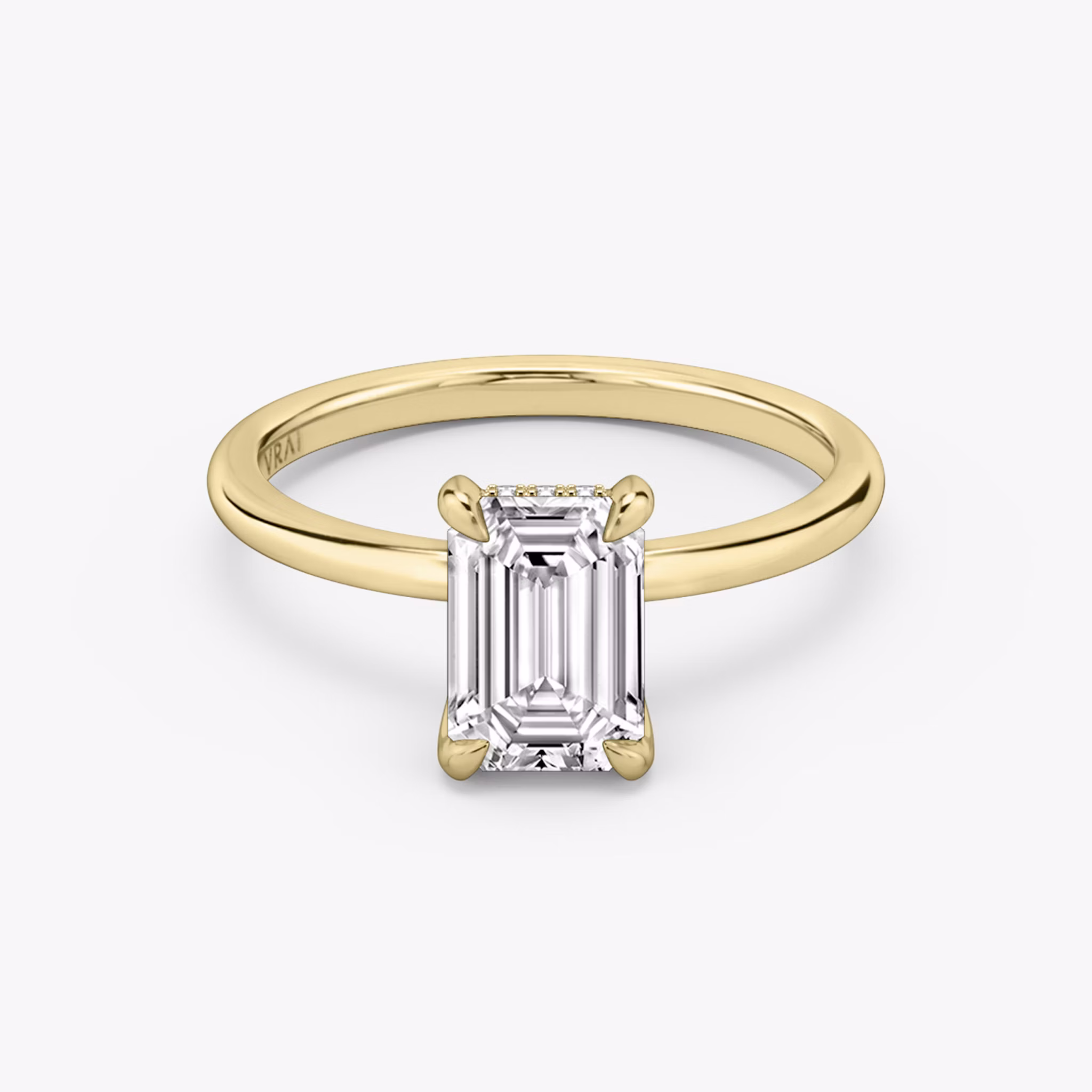 Anillo de compromiso Classic Hidden Halo | Esmeralda | 18k | Oro amarillo | bandAccent: Simple | bandWidth: standard | prongStyle: Simple | diamondOrientation: vertical | caratWeight: other
