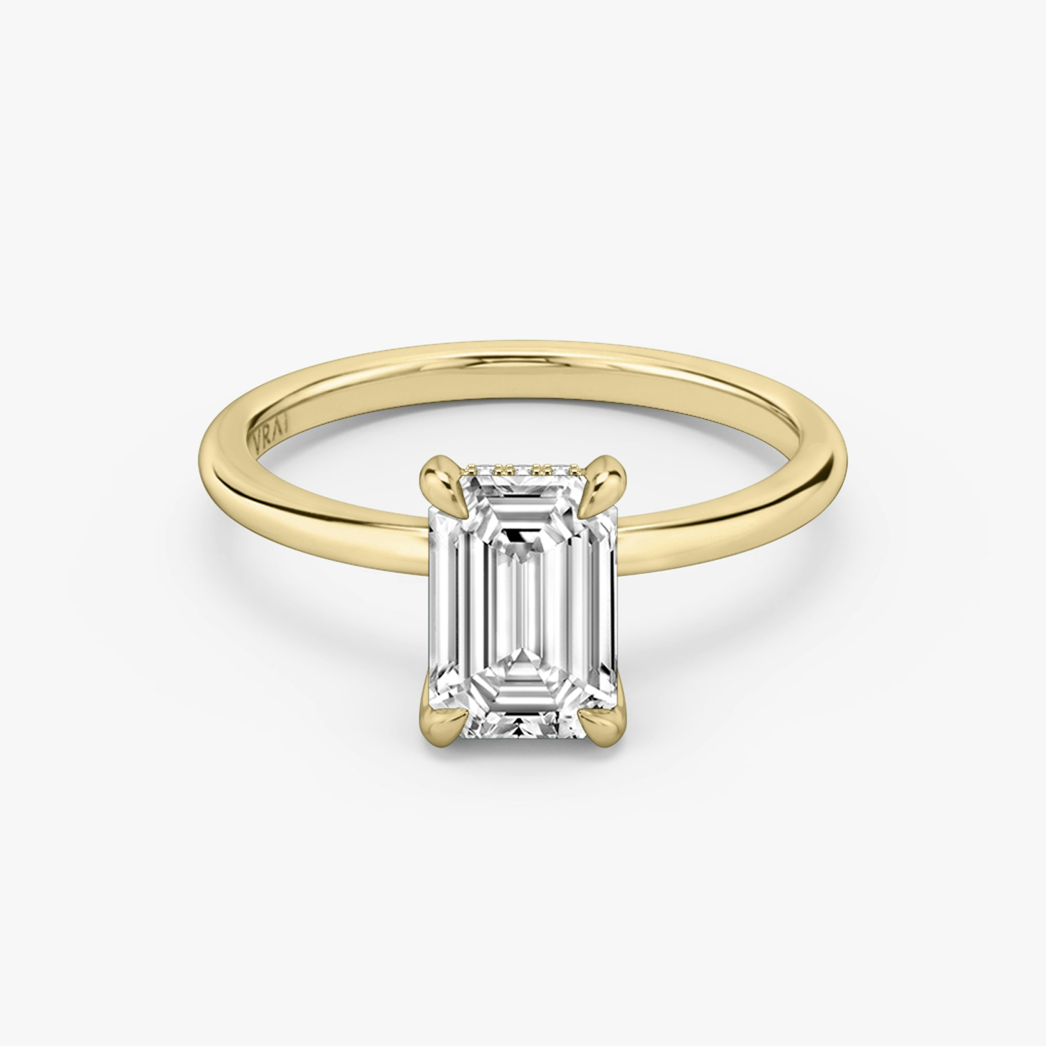 Anillo de compromiso Classic Hidden Halo | Esmeralda | 18k | Oro amarillo | bandAccent: Simple | bandWidth: standard | prongStyle: Simple | diamondOrientation: vertical | caratWeight: other